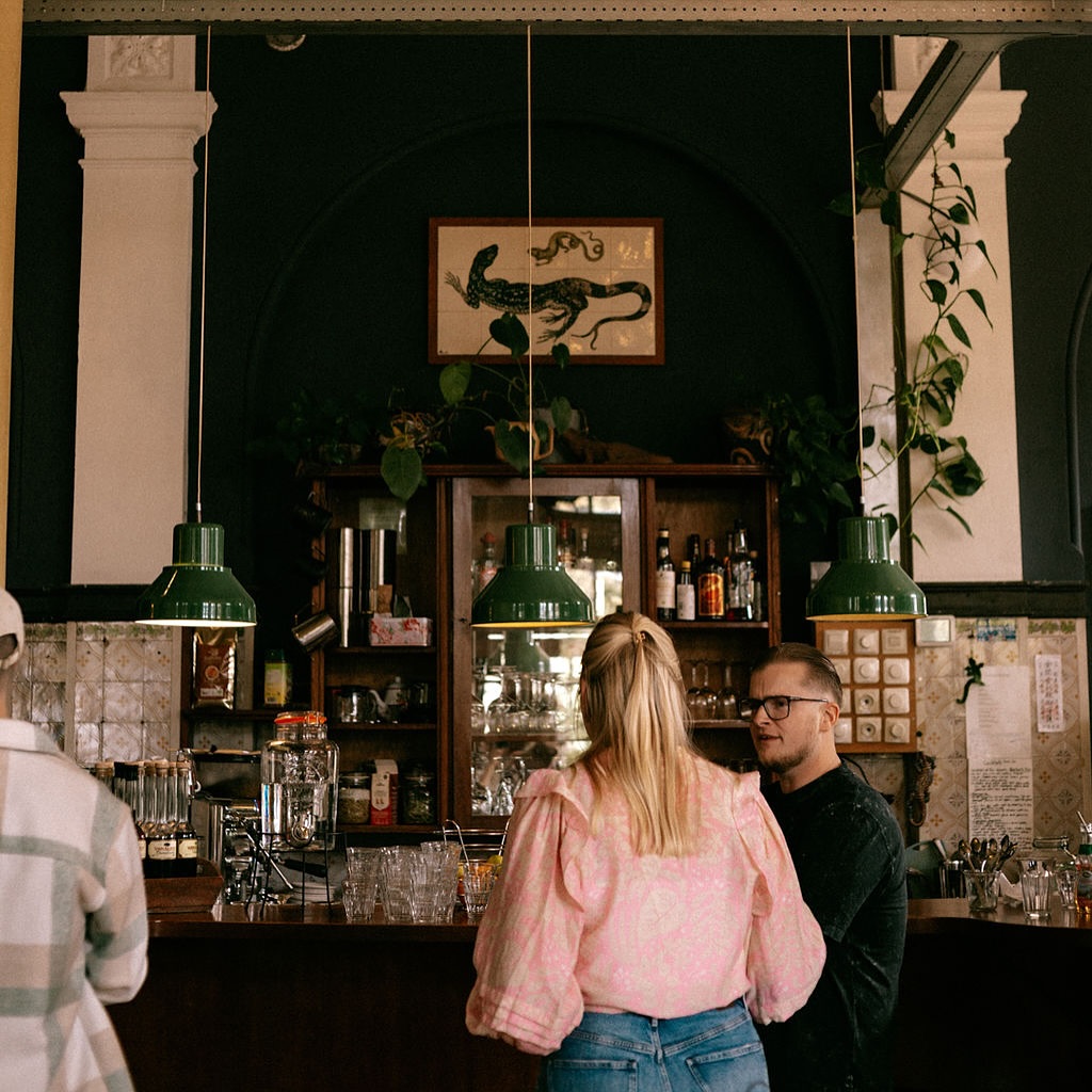 De eerste editie van The Mourning Meets was he-le-maal chill ♥️ dit smaakt naar meer!
Het is waardevol om te ervaren dat we echt een community worden. Het praat gewoon zó veel makkelijker als je tegenover iemand staat die weet hoe het is om iemand te missen. En, zoals een van ons opschreef: het is inspirerend om van elkaar te zien hoe de rouw ontwikkelt 🤸🏼♀️
De volgende editie zullen we organiseren rondom de kerst 🎄 altijd fijn om even een getaway te hebben van ‘het feest’. Stay tuned voor de volgende locatie&datum!
Niet te vergeten: grote dank aan @gemeentedenhaag voor de financiële ondersteuning om ons te laten bestaan en bloeien en @restauranthagedis voor de sfeervolle locatie en lekkere snackies en drankjes 🤩
Foto’s door de getalenteerde @demikoen
#denhaag #rouw #rouwenverlies #rouwen #verlies #gemis #rouwbegeleiding #rauw #liefdesverdriet #depressie #komtgoed #vertrouwen #aandacht #liefde #herkenning #erkenning #samenzijn #verbinding #nooitalleen #troost #angst #taboedoorbreken #mentalegezondheid #verdriet #acceptatie #kwetsbaarheid