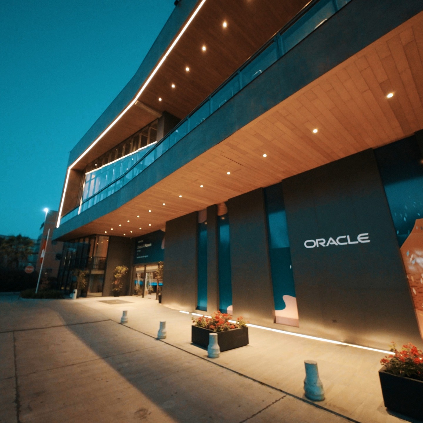 Oracle Data & AI Forum 2025 – Chile
Por segundo año consecutivo, estuvimos a cargo de la producción integral del foro más importante de Oracle en Latinoamérica.
Diseñamos y ejecutamos cada detalle del Data & AI Forum Chile 2025, desafiándonos una vez más a subir el estándar: desde el look & feel, hasta la experiencia técnica, logística y escenográfica.
Y este año, también vamos por Argentina. El 8 de octubre, nos vemos en Buenos Aires para seguir haciendo historia junto a Oracle.
Seguimos haciendo que las grandes ideas pasen.
#TeamCow