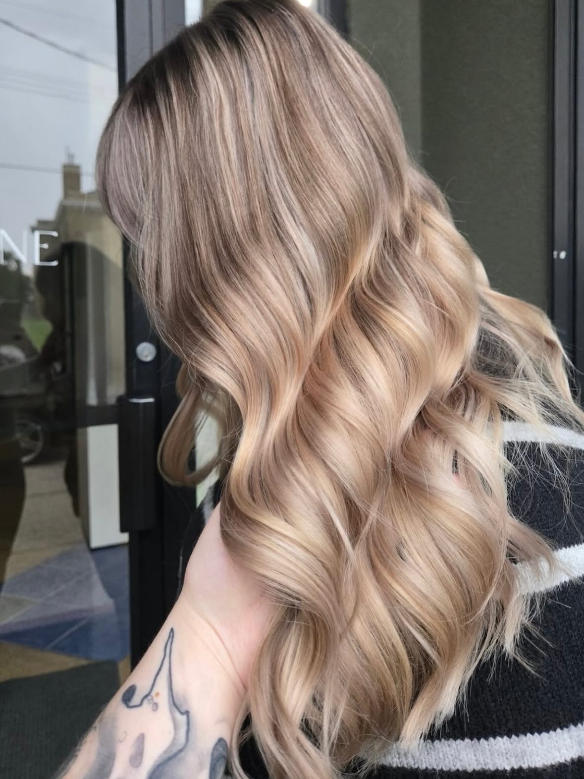 Beautiful sandy blonde foil transformation by @breecutzhair β‘οΈ
#yychair #yychairstylist #yycsalon #foxandmaneyyc #yycblonde #yycblondes #yychaircolorist