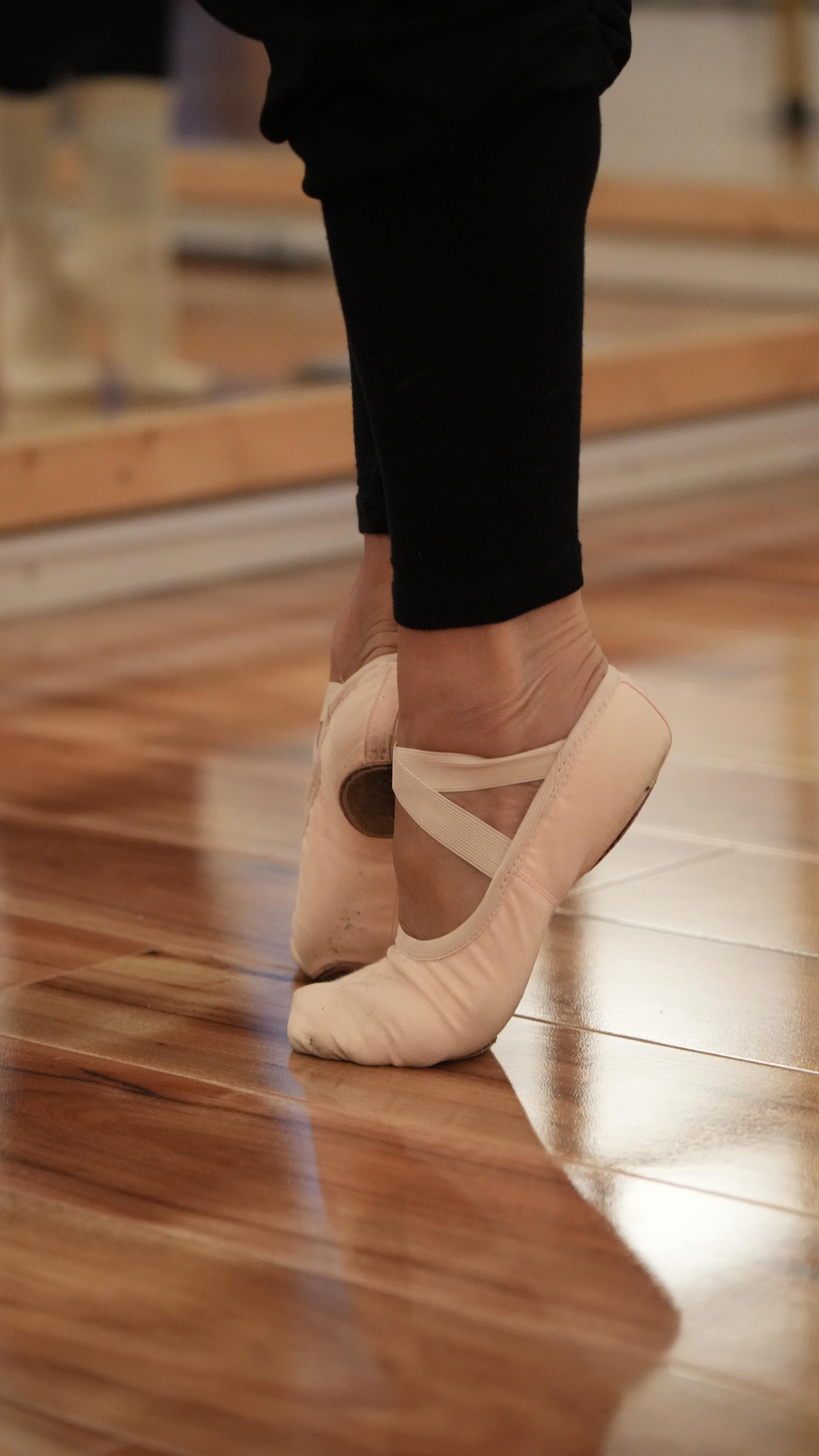 ✨ La danse classique, c’est l’art de suspendre le mouvement et le temps, l’espace d’un instant.
Elle incarne la grâce, l’harmonie, l’élégance et la légèreté, tout en permettant de s’exprimer en douceur.
Au fil des cours, un échauffement prépare le corps, des exercices techniques affinent les lignes et développent équilibre, coordination, force et musicalité. Puis vient le plaisir d’une petite chorégraphie, où rigueur et élégance se rencontrent.
🩰 Cours de danse classique avec Barbara
📍 Aerial Dance Geneva
📅 Tous les samedis de 13h15 à 14h15