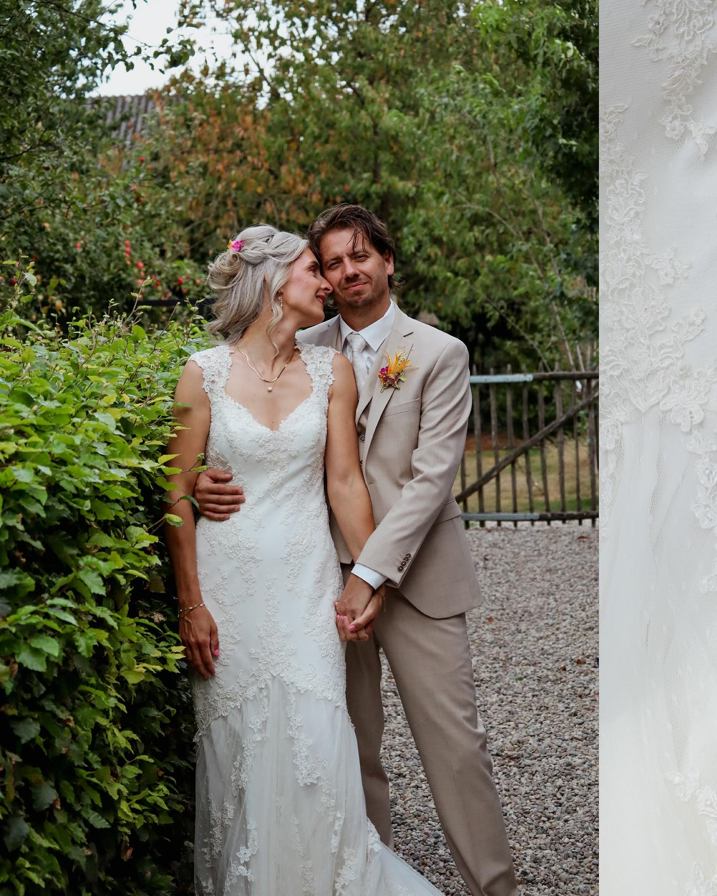BOB & JENNY 💍
Tussen de dahlia’s, met de zon die scheen, gaven zij elkaar het ja-woord.
Ik voelde mij ontzettend welkom en het was een eer om deze prachtige bruiloft te mogen fotograferen.
Een dag vol warmte, kleurrijke bloemen en vooral: liefde! 🧡