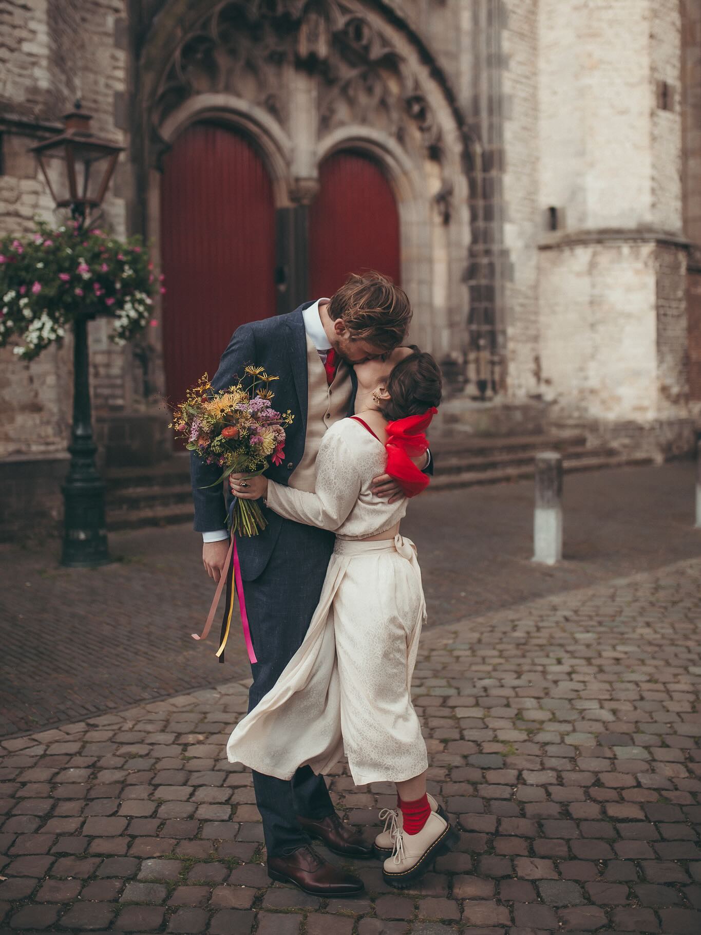 Dank je wel, lieve Joos @duffe_dynamiet en Wis, voor de onvergetelijke dag afgelopen zaterdag 🧡🍂 We kregen die dag alles: regen, wind én zon. Maar we lieten ons nergens door afleiden.
✎………………………………..
.
.
.
.
.
.
.
.
.
#bruidsfotografie #bruiloft #leiden #helenaandsisters #trouwen #trouwen2025 #liefde #bruiloftinspiratie #centrumleiden #hofmeermansburg #stadleiden #leidenatadvanontdekkingen #love #2025 #hetprentenkabinet