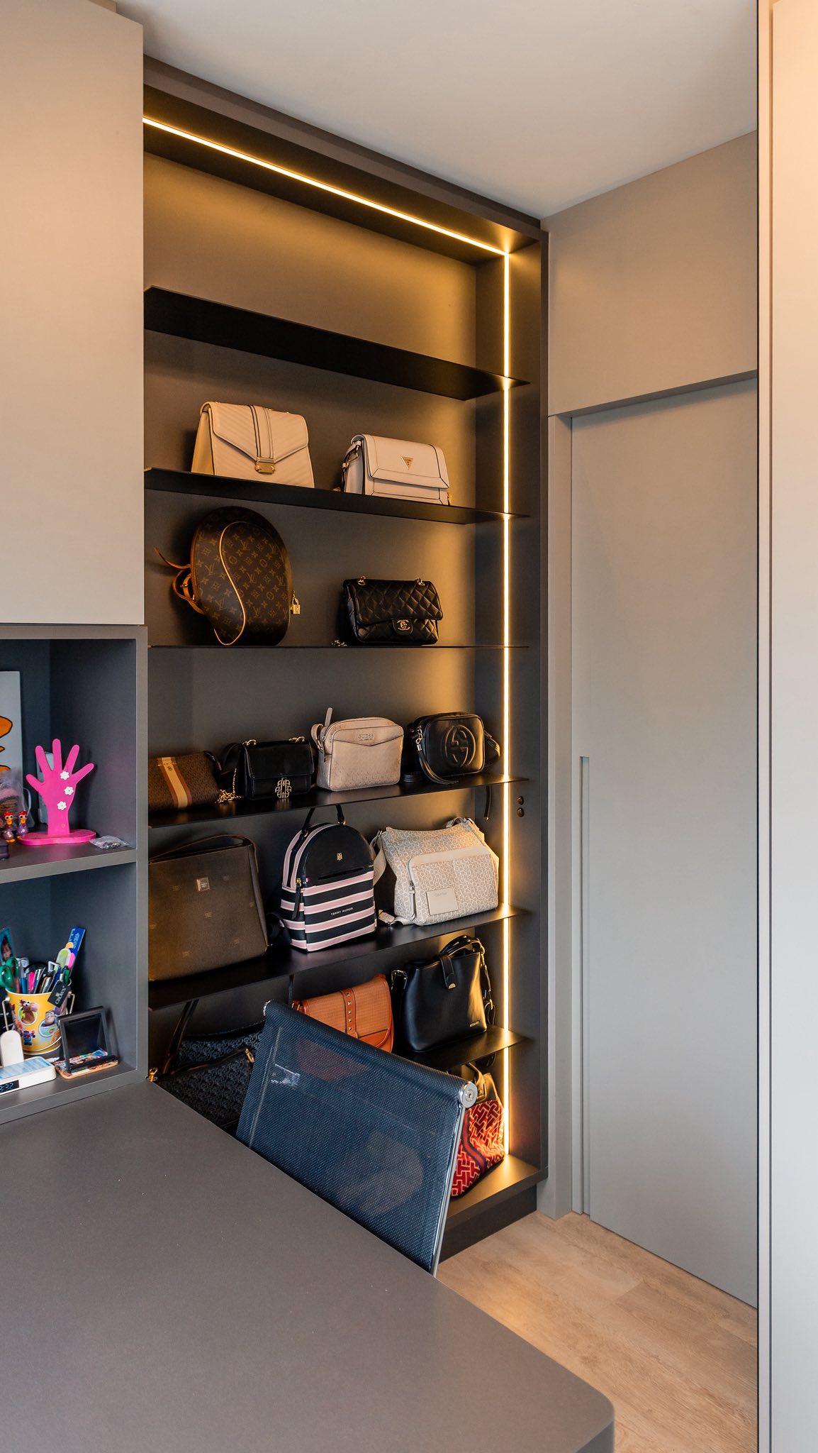 Closet da Suíte Master | Cobertura GN ✨
Neste closet, unimos amplitude e sofisticação: espelhos que ampliam a percepção do ambiente, espaço generoso para roupas e acessórios e, ainda, uma mesa versátil que pode se transformar em home office sempre que necessário.
Tudo pensado para otimizar o espaço e garantir praticidade no dia a dia, sem abrir mão da elegância.
E aí, gostaram desse cantinho especial? 😍
Essa é a parte 3 de 3 da Suíte Master, agora vocês já conhecem cada detalhe desse cômodo
#arquitetura #design #arquiteturadeinteriores #closet #homeoffice #projetodearquitetura