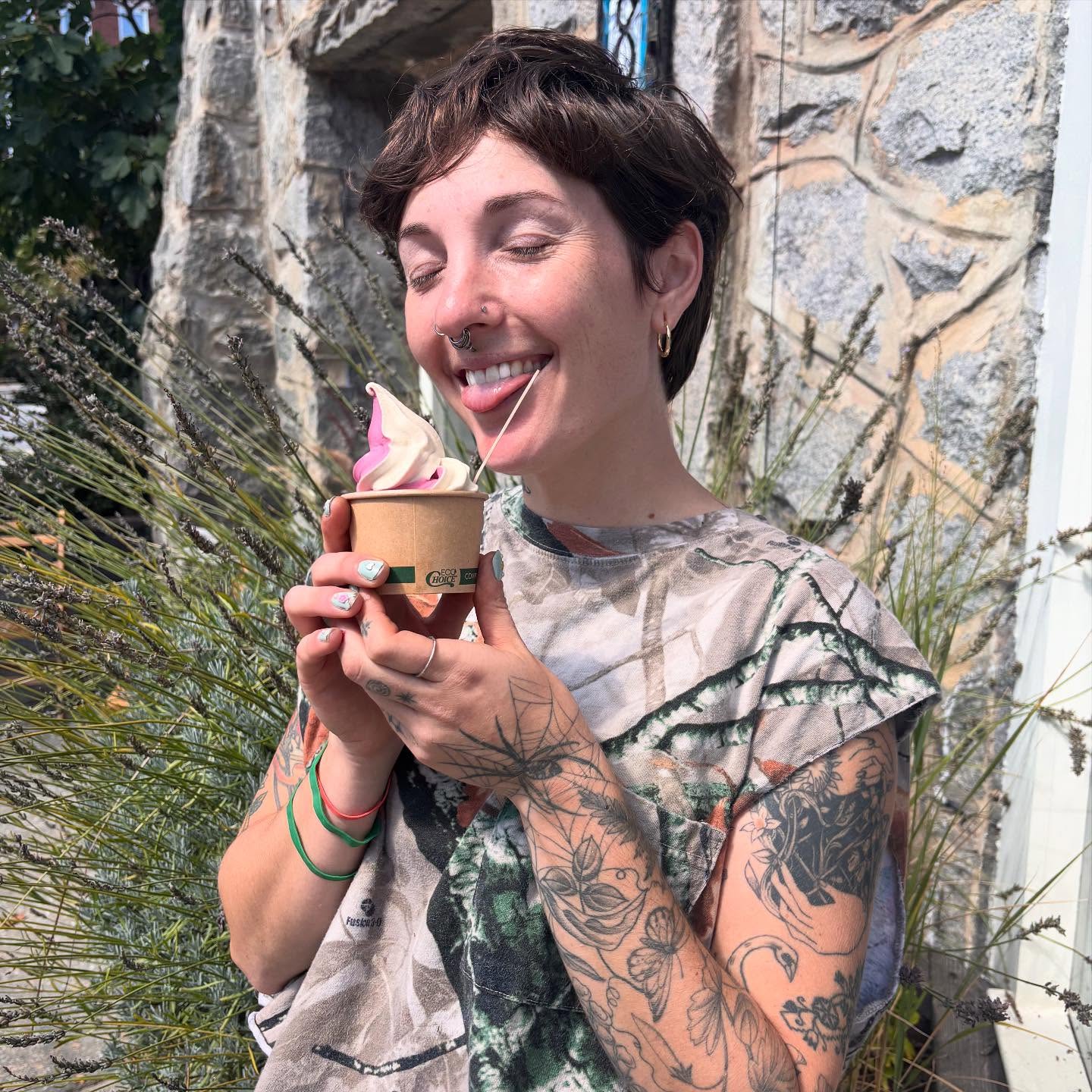 🚨🍦Did you know we now have soft serve! It's true! We make it all in house. It's the gelato base y'all know and love in an even more delicious form--soft serve! Today's flavor is paw paw and raspberry swirl 🌀🐾