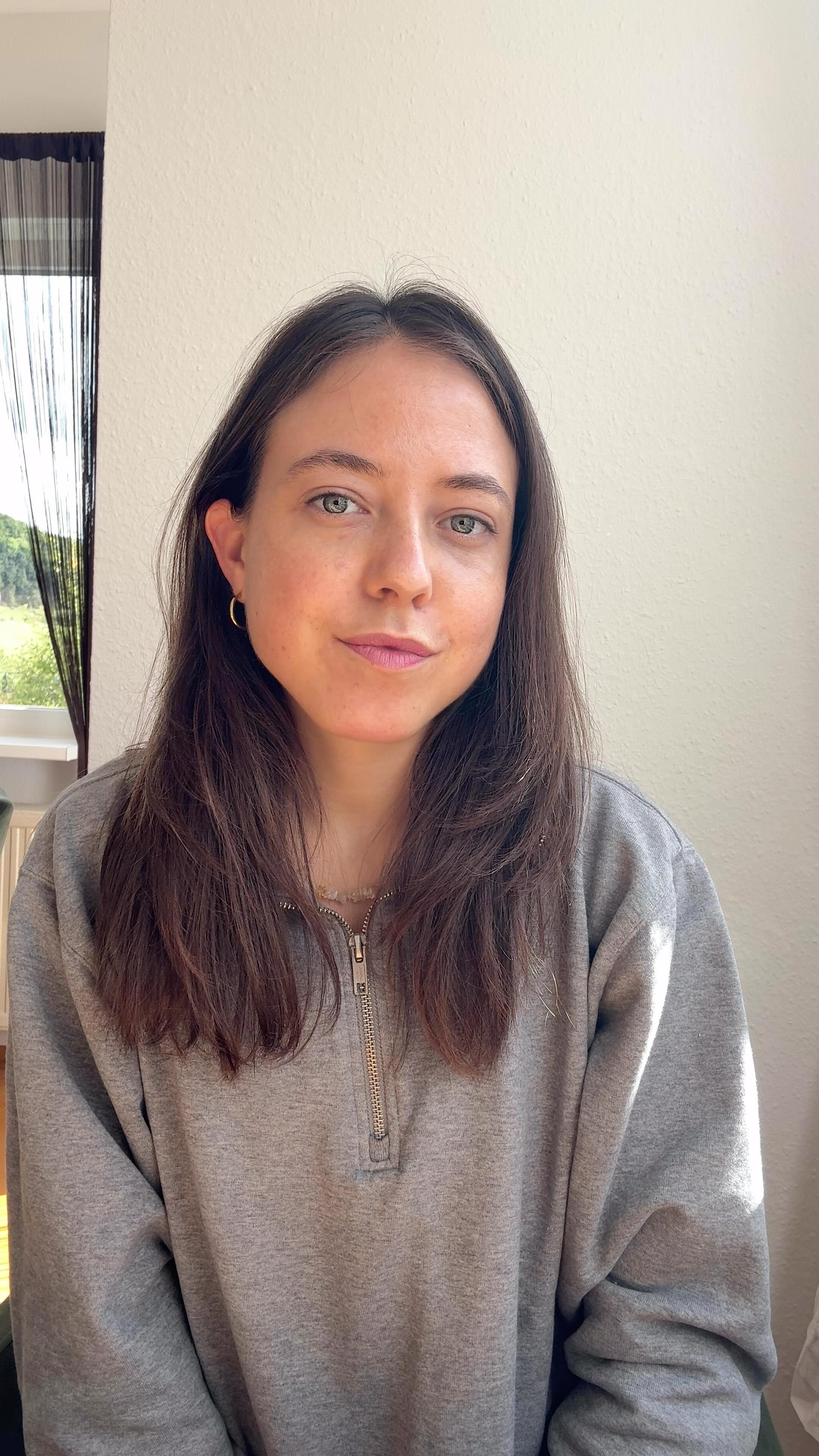 Ich weiß, wie es sich anfühlt, wenn du nicht mehr weiterweißt… 🥺 wenn dein Körper dir Schmerzen schickt, deine Periode ausbleibt oder du mit starker Blutung und PMS kämpfst - und du einfach nicht verstehst, was gerade los ist.
Und das Wichtigste zuerst: Mit dir und deinem Körper ist nichts falsch! 💛
Dein Körper kämpft nicht gegen dich. Er versucht, mit dir zu sprechen – manchmal ganz leise, manchmal so laut, dass es dich erschöpft. Und genau darin liegt die Einladung, genauer hinzuschauen und liebevoller mit dir umzugehen.
Ich habe auf diesem Weg selbst so viel lernen dürfen und begleite heute Frauen dabei, wieder eine Verbindung zu ihrem Zyklus aufzubauen.
Wenn du beginnst, deinen Zyklus als Kompass zu nutzen und die Ursachen an der Wurzel zu lösen, kannst du schon nach kurzer Zeit Resultate sehen. Schon kleine Schritte der Unterstützung zeigen deinem Körper: Ich bin für dich da. 🧭❤️🩹
Genau dabei begleite ich dich. Als Hormoncoach, Yogalehrerin und Ernährungsberaterin kombiniere ich Wissen und Praxis für einen ganzheitlichen Ansatz, der dich wirklich weiterbringt.
💌 Wenn du spürst, dass es Zeit ist, nicht mehr alleine zu kämpfen, melde dich gerne. Wir schauen gemeinsam, was du gerade brauchst.
#frauengesundheit #hormoncoaching #ausbleibendeperiode #zyklusbewusstsein #zykluswissen #menstruationszyklus #ganzheitlichefrauengesundheit #hypothalamischeamenorrhö