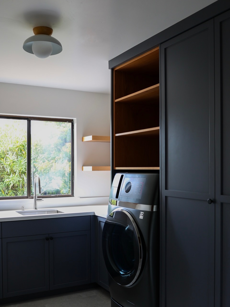 how’s this deep colored, high contrast laundry room with plenty of storage and floating shelves? We’d look forward to doing laundry in this room!
Scroll through to see more details!
photos by @b.ritt.back
