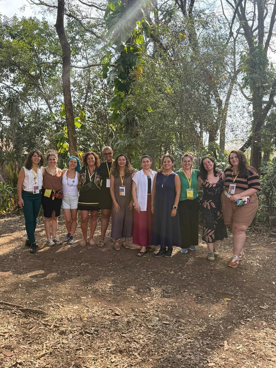 Quipu de los Tiempos no MONDIACULT (UNESCO) 2025
A Rede Internacional de Mulheres pela Cultura, da qual a Caju Cultura faz parte, foi selecionada para participar do MONDIACULT 2025, a Conferência Mundial de Políticas Culturais da UNESCO, em Barcelona, dia 29 de setembro de 2025. Este grande evento internacional reunirá vozes do mundo todo para falar sobre direitos culturais.
Lá, será apresentado um Quipu coletivo com as vozes de mulheres do campo cultural.
Este Quipu está sendo construído a partir de um questionário colaborativo, que foi inaugurado durante o FeMinas no 4º Festival CRIE como quem LUTA.
Este questionário pode ser respondido até o dia 26/09, coletando experiências, obstáculos, linguagens e desejos de mulheres da cultura em toda a sua diversidade: curadoras, gestoras, artistas, promotoras, pesquisadoras, trabalhadoras culturais etc.
Cada resposta será um nó neste Quipu que será levado para Barcelona, para que nossas experiências, saberes e resistências estejam presentes no coração dos debates globais.
Por isso convidamos você a responder ao questionário e somar sua voz! Dura aproximadamente 20 minutos e pode ser feito pelo celular.
Essa é uma oportunidade de fazer política cultural desde nossas práticas cotidianas, desde as margens em direção ao centro, com uma voz coletiva, diversa e potente.