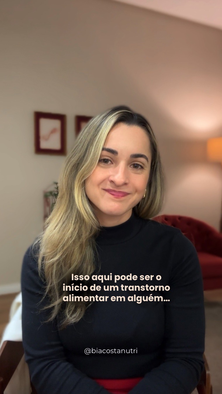 Conversando com alguns pacientes em consultório, percebi um padrão: o início de um transtorno alimentar muitas vezes vem de atos externos.
É claro que nem sempre podemos controlar o ambiente ou o que ouvimos, mas podemos controlar o que emanamos.
Esse vídeo não é sobre contornar os pensamentos e comportamentos de uma pessoa com transtorno alimentar, isso eu faço na terapia nutricional com uma equipe multidisciplinar. Mas sim um apelo: pare de comentar sobre algo que não se foi solicitado.
Você pode entender como uma maneira inofensiva de alerta ou de cuidado, mas infelizmente você não pode garantir que a outra pessoa interprete dessa forma.
Cada ser é único e tem o seu processo.
A mudança precisa partir do coração dessa pessoa, e fazer isso não acelera a execução.
Magreza não é sinônimo de saúde, e sobrepeso não é sinal de doença.
E o corpo ou comportamento do outro não é da sua conta.
Perceber alguns comportamentos diferentes com a comida ou com o corpo e perguntar (em um momento oportuno) abrindo um espaço sem julgamento com essa pessoa para uma conversa tentando ajudar é o caminho.
Transtorno Alimentar é uma doença, e precisa ser tratada por uma equipe especializada.
Comenta aqui embaixo algum comentário sobre o seu corpo que mexeu com você, e veja como isso pode influenciar para outras pessoas…