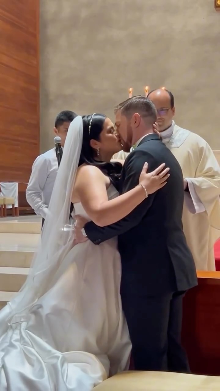 Ximena & Bryan simplemente brillaron este día ❤️😍
💐 @florett.pe
🍴 @valentina_vidaurre
🎉 @ingenioespectaculos2
🏠 @casahaciendalaslilas
🥳 @marineratls
📸 @frankyloubodas
🎞️ @fotomarcaperu
🎤 @jonathan_maestrodeceremonias
🎂 @rabbit.bakery
🚗 @abrilproducciones
#weddingplanner #wedding #boda #love