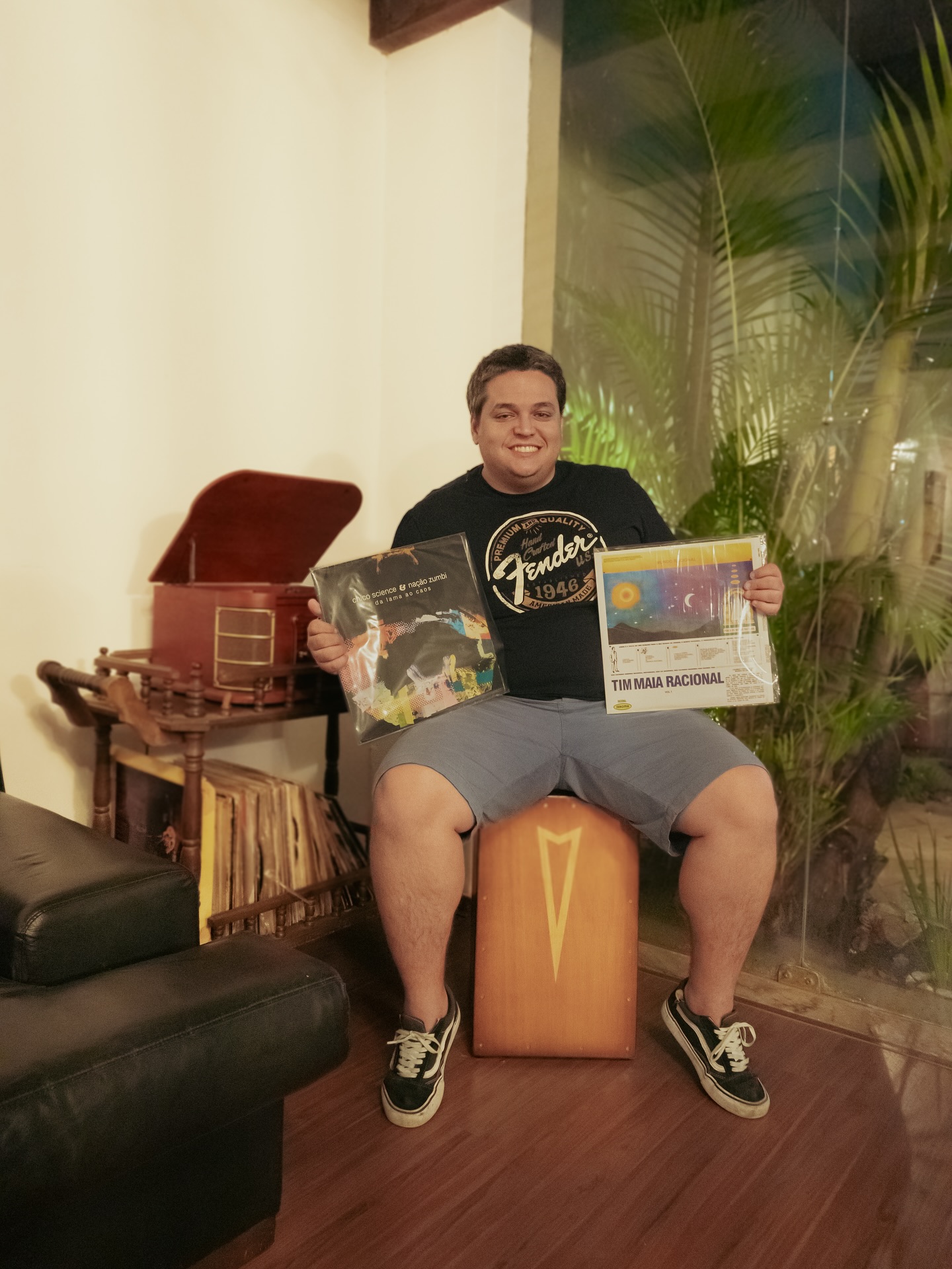 Encontros e despedidas no Horizonte.
O Tunico entrou no Horizonte nos primeiros meses do coliving e ficou 1 ano com a gente, foi o morador que mais tempo ficou. Nesse tempo, conseguiu transformar gestos individuais em rotina coletiva. Talvez o gesto mais memorável era a hora que chegava do trabalho e o anunciava com um sonoro “Ô de casa”, que reverberada pela sala de pé-direito duplo e entrava nos quartos que estavam com suas portas abertas. Mais do que um aviso, aquilo se transformou em um convite para um encontro.
Ele veio para conviver, fazer música e ficar por uma temporada. Trouxe consigo seus preciosos vinis e o hábito de puxar todo mundo para ouvir um disco novo quando ele chegava dos correios.
Nas imagens, vemos a festa que virou a celebração de um pedacinho do que fica na memória: os churrascos sempre no ponto (ele era um dos churrasqueiros oficiais), os vinis na vitrola e muita conversa fiada no quintal de casa. Porém, no Horizonte, aqueles que partem não somem de vez: transformam-se em membros de uma comunidade que nos rodeia, com presença que volta em visitas e mensagens de saudade.
Se quiser saber mais sobre essa história compartilhada com Tunico, tem um texto no nosso blog que conta mais. O link do site está na bio.