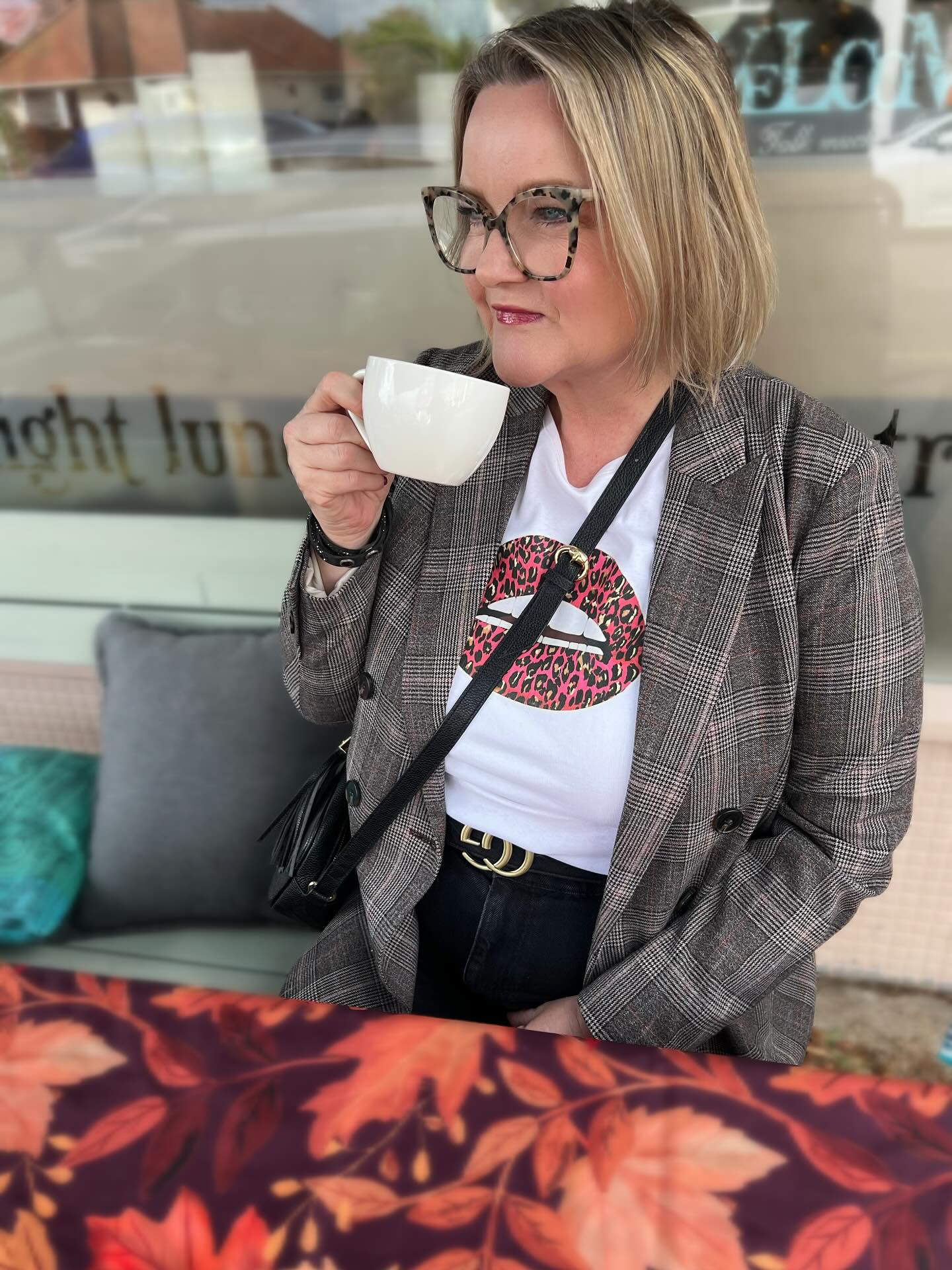 âš Hi there âš
(ðLips T Shirt in photo from @ginagpotter and gorgeous oversized Tortoise Shell glasses from @firmoo_uk before you get distracted!ð€£)
For my new followers (many of you from the US ðºðž âŠ.could my manifestation to live + work there be taking shape? ðâš)⊠hereâs a little more about me ð
ð Iâm a freelance hairstylist + makeup artist working in London, across the South of England & internationally when required âš
â¡ïž For the past 10 years, Iâve worked on Editorials + photoshoots ð¬Fashion Week ðMusic videos + Red Carpet Eventsðž
But my story started way back in Art + Fashion ðšð (completing a BA Hons Degree in Fashion Design in 1996), before working in PR, events, sales, marketing & comms â all of which fuel the creativity I bring to my artistry today.ð«
âš Alongside freelancing, Iâm proud to be a BareMinerals Beauty Ambassador ð where I host masterclasses and teach techniques to help customers get the most out of their makeup collection ð«
When time allows youâll sometimes find me in the classroom âšð Teaching at The University for the Creative Arts in Surrey & Bournemouth Arts Uni
ð Sharing insider tips, tricks + pro techniques straight from the industry, because for me, education + artistry go hand in hand ðð
Thank you for being here â I canât wait to share more of my journey with you ð«¶ð
#makeupartist #makeupartistworldwideâ€ïžâ€ïž #hairstylist #beautyeducator #nikkimakeupandhair #internationalhairandmakeupartist