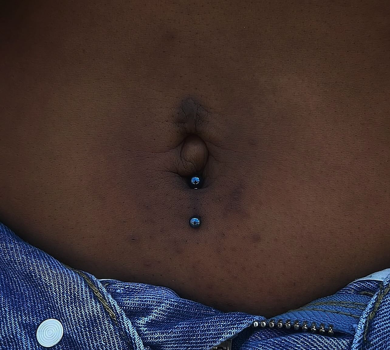 Fresh bottom navel with a implant grade titanium curved barbell anodized blue ends done in house 💙🤘🔥
#safepiercings #lifetimeguarantee💯 #studio100bg #piercingbowlinggreen #carolinecountyva #bowlinggreenva