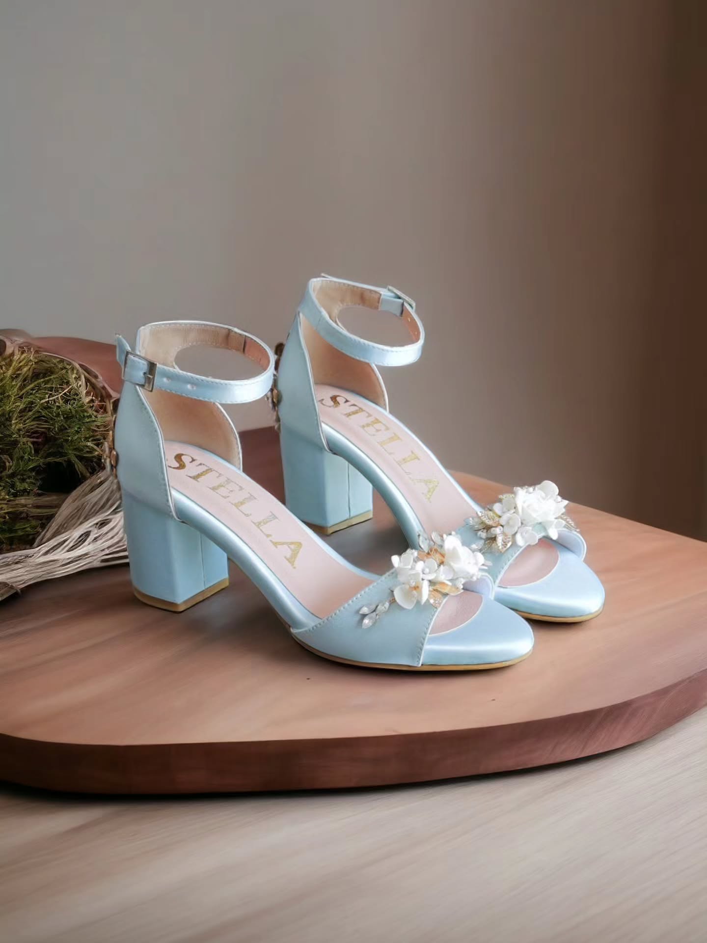 ✨💍 Algo azul, algo nuevo, algo perfecto para ti 💍✨
Dicen que cada novia debe llevar “algo azul”… y estos 👠 son la manera más elegante y original de cumplir con esa tradición. 🌸💙
Nuestros zapatos de novia están diseñados para brillar en tu gran día ✨, con detalles florales en 3D, aplicaciones doradas y la comodidad que distingue a #StellaShoes (sí, ¡podrás bailar toda la noche sin preocupaciones! 💃).
👰🏼♀️ Si te casas pronto y quieres un par único, mágico y hecho para ti, este es tu momento.
📲 Escríbenos por DM o agenda tu cita hoy mismo para probarlos.
🚚 Envíos a todo México.
#StellaShoes #ZapatosDeNovia #BrideToBe #AlgoAzul #ZapatosDeNoviaMéxico #Novias2025 #BodaEnMéxico #BrideStyle #BrideLook #WeddingShoes