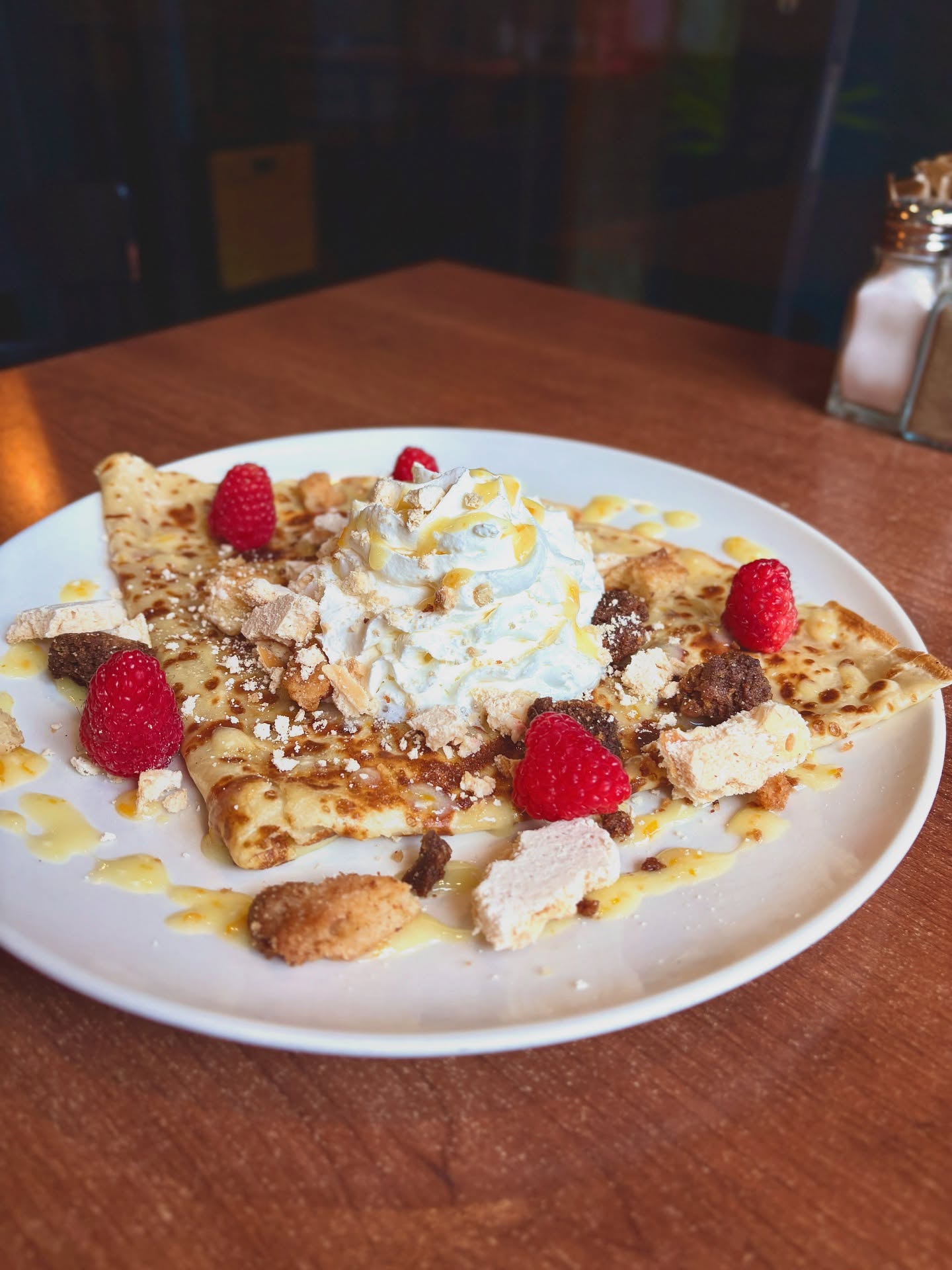 Voici la "Duchesse Anne" notre nouvelle crêpe du moment! 👸🏻
Crème de citron, crumble coco, meringue, framboise et crème fouettée! 😋