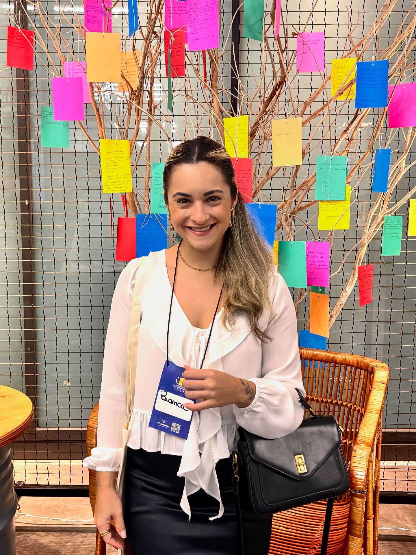 Ser feliz é simples.
O ser humano é que complica.
Venderam uma falsa percepção de felicidade,
Com dinheiro, carros, mansões e viagens,
Mas no fundo descobriram,
Nunca houve tanta gente rica por fora e vazia por dentro,
Porque a felicidade é interna,
E não há nada no mundo que a compre.
❤️