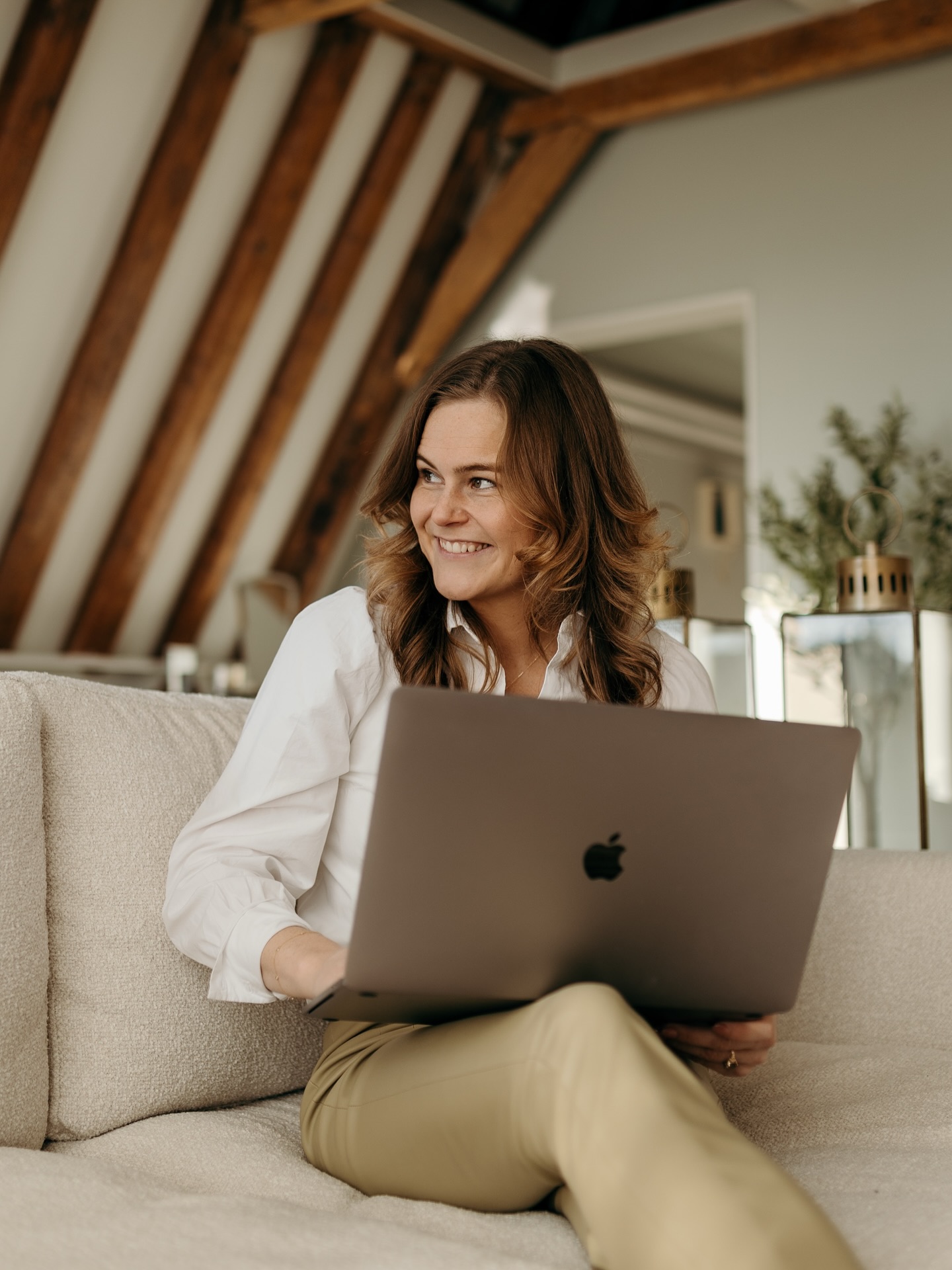 Business shoots! Iets wat ik minder deel, net als familieshoots, new born- en zwangerschapsfotografie. Toch heb ik de afgelopen maanden hier veel mooie opdrachten in mogen doen. ๐ In de winter ga ik mโn pakketten en prijzen iets aanpassen, dus willen jullie nog een leuke herfstshoot boeken? In Oktober heb ik nog twee plekjes vrij! ๐ฅฐ
#byemilyvisser #brandingshoot #creativeentrepreneur #graphicdesignerlife #personalbranding #visualidentity
#designyourbrand #creativemindset #branding #brandphotography #freelancedesigner #authenticbranding