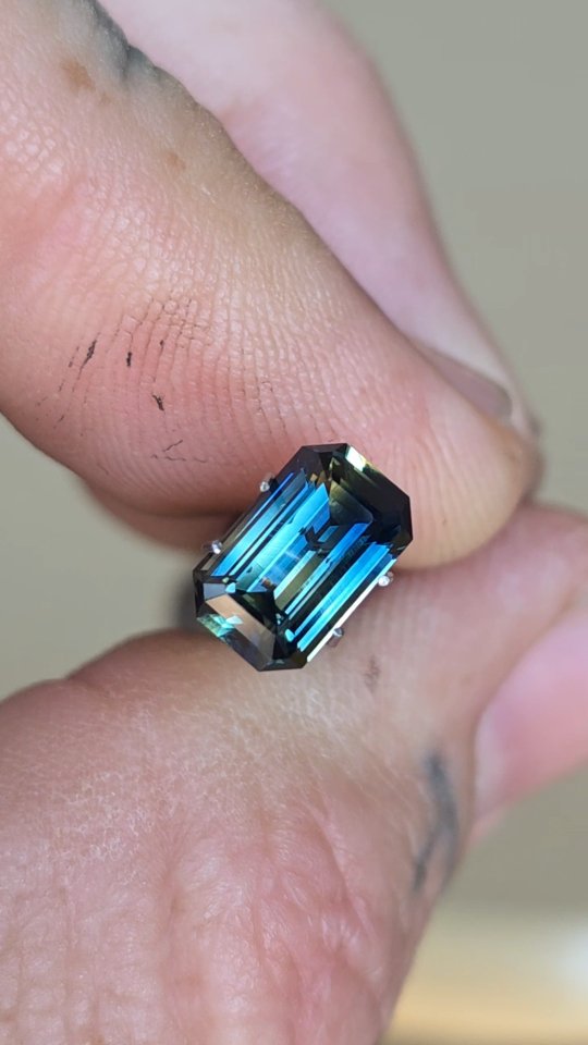 Colour frozen in time!
This 2.38ct beautiful ombre blue parti was an unexpected surprise when finished.
A predominantly yellow gem with a small section of natural blue colour placed in the pavilion of the stone created this vivid fade of electric tones that are enhanced by the long parallel facets of the emerald cut design!
To view our collection of sapphires and Bespoke Jewellery - DM, email sales@thehouseoffacets.com.au or book a Viewing Consultation via website - link in bio.
#australiansapphire #partisapphire #sapphirering #rubyvale #engagementring #bespokering #australiansapphire #jewellerydesigns #australianjeweller #australianjewellery #australianjewellerydesigner #sydneyjeweller #melbournejeweller #brisbanejeweller #naturalbeauty #ringsofinstagram #unheatedsapphire #oneofakind
#finejewelry #handmadejewellery