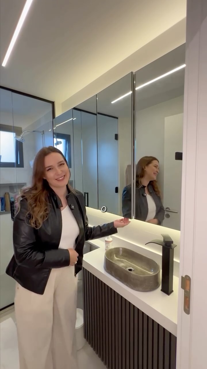 Banheiro, Suíte Master | Cobertura GN
Neste banheiro, unimos armários superiores com espelho, marcenaria ripada e soluções inteligentes de armazenamento, pensadas para otimizar o espaço sem abrir mão da elegância e da durabilidade.
O que acharam? Essa é a parte 2 de 3 dessa suíte, o que será que vem a seguir? 👀✨
#arquitetura #design #arquiteturadeinteriores #cobertura #projetodearquitetura #banheiro