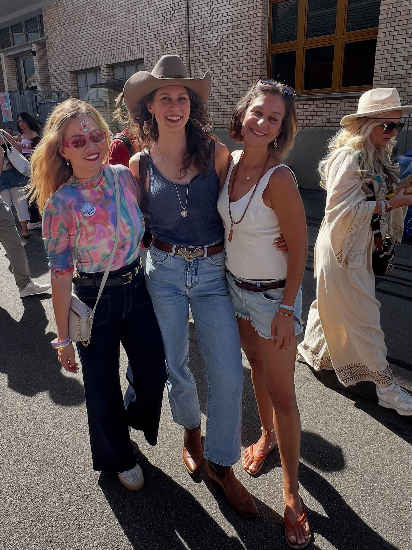 HEAL PLAY LOVE epic moment, event 20 slides can’t capture it all @healplaylove🔥A huge thank you to @universalsounds_ch and @younity_com for co-creating magic🫧 Would love to share a workshop with you next year. Ahé!🪶
3-days filled with fun, laughter , experiences, workshop, good food, cacao, music, dance with beautiful crème de la crème artist and speakers such as: @nourelise @positivepringle @urbjohann
@estastonne @alexserramusic @totidub @apechimba @christianloeffler @hanumanpavanji @hanumanproject @pao.pamaki @kosma_handpan_music @purnama.world @jm_livetothefullest @raaji_amankay @lauramalinaseiler @alicehongofficial @ruedigerdahlke @patric.pedrazzoli @standinglight @planetbibi @maharamckay @aylanereo @laramadeby @carolendzion @drumanddancezurich @humangarage @e_p_i_p_h_a_n_i_e_s @mikechangofficial @tschoymusic @priscaspirityoga @freelancerfabba @eatplanted @balancing_bru @deerjade @thevalley.kemptthal
just to name a few🌟😮💨