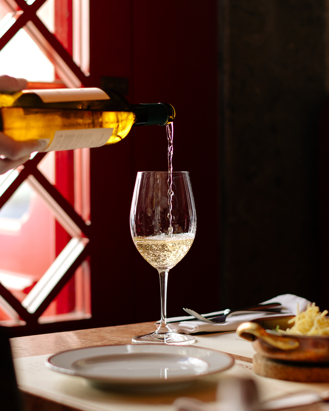 Escolher o vinho é o abrir da porta para a experiência no Tapisco: deixe-se envolver pelos aromas que despertam os sentidos, pelos sabores ibéricos que se revelam a cada gole e pelos brindes que celebram o que realmente importa. Faça a sua reserva em tapisco.pt.
--
Choosing wine is opening the door to the Tapisco experience: let yourself be enveloped by aromas that awaken the senses, Iberian flavours that reveal themselves with every sip, and toasts that celebrate what really matters. Make your reservation at tapisco.pt.