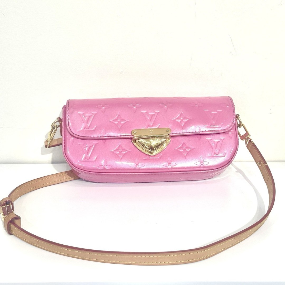 Only $1249. Shine bright with the 2024 Louis Vuitton Malibu Pochette in Neon Pink! Patent leather, gold hardware, and chic monogram pattern make this clutch a must-have. Perfect for any occasion! ๐๐โจ #LouisVuitton #FashionGoals #LuxuryStyle #NeonPink #LouisVuittonPochette #PouchetteMalibu #PatentLeather
https://ebay.us/m/eED58h