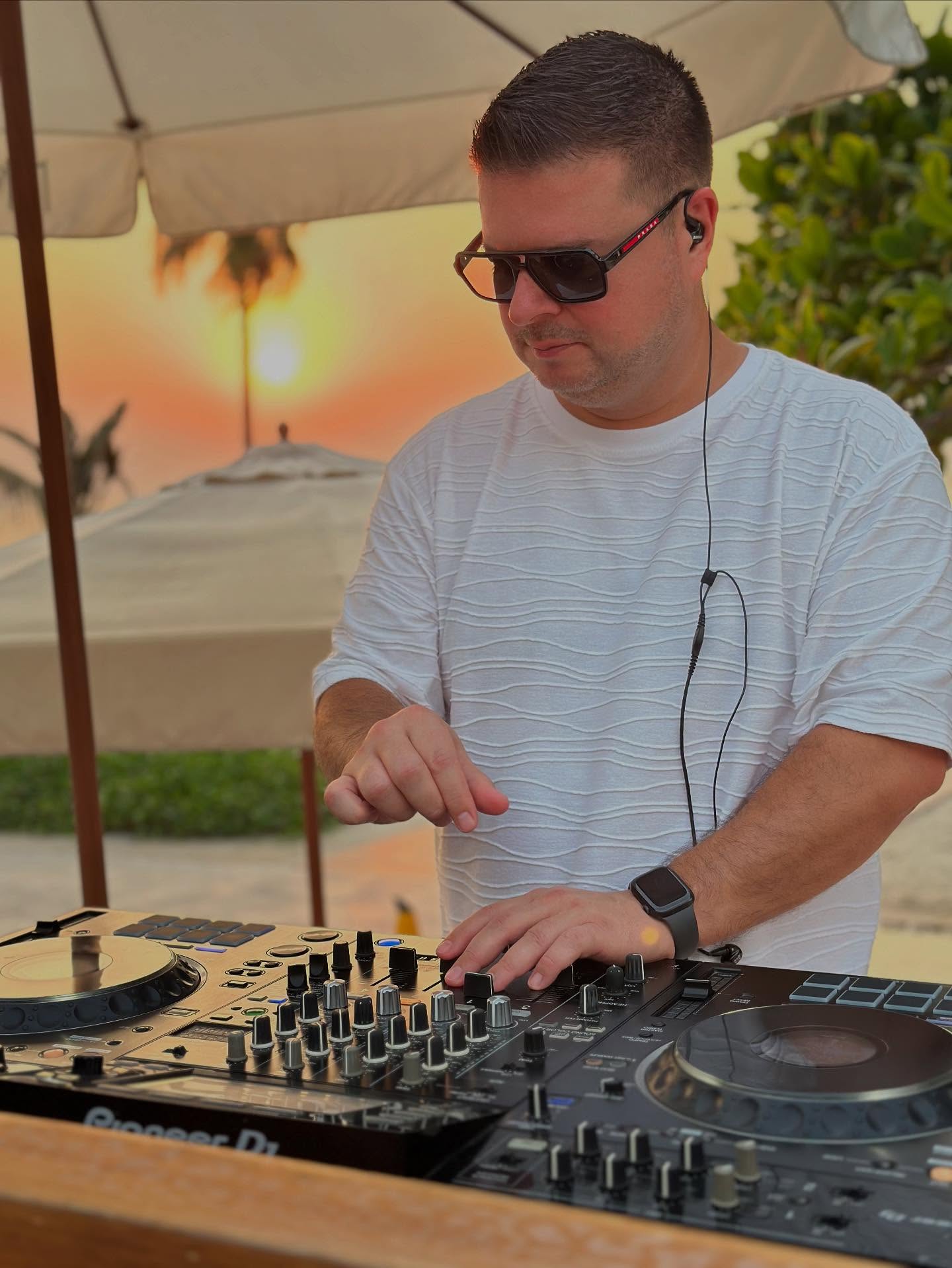 There are two seasons in Dubai: summer🥵 and summer🌴☀️😎. When sunsets turn from yellow to orange again that’s the beginning of the “good weather”. Today we are celebrating sunsets with balearic sounds at Café Nikki @nikkibeachresortdubai ! If you are around join us for a cocktail 🍹🍸
@nikkibeachdubai
#nikkibeach #nikkineachdubai #sunset #sunsetdj #dubaidj #dubaievents #dubaienetertainment