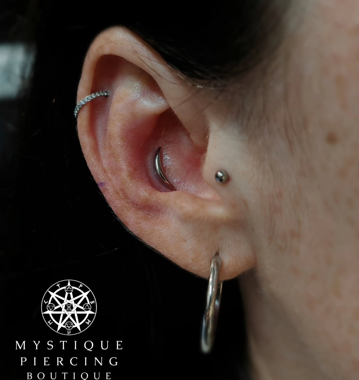 We just had another order from @tremunpiercing delivered and that piece spend on a display less than 1 hour.
We love how this piece perfectly follows natural curve of the ear 🙌