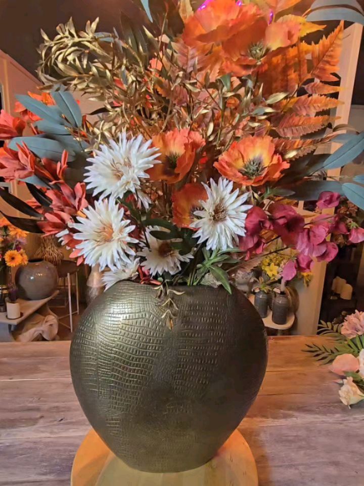 Nieuwschierig geworden naar hoe jouw samengesteld boeket eruit zou zien? Maak een afspraak en kom gezellig eens langs😇#bloemen#zorgeloosgenieten#herfst