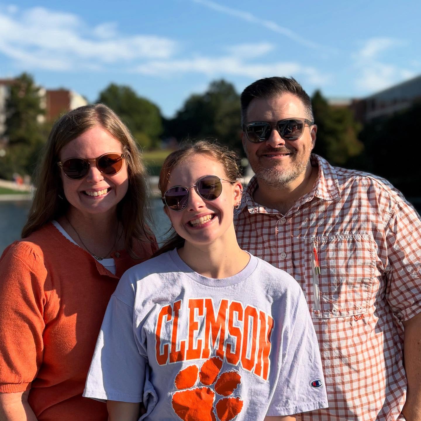 Reunited and it feels so good.
@clemsonuniversity Family Weekend
•
@clemsonhonors
@clemsonfb
•
@sueallen610 @lilliecateallen