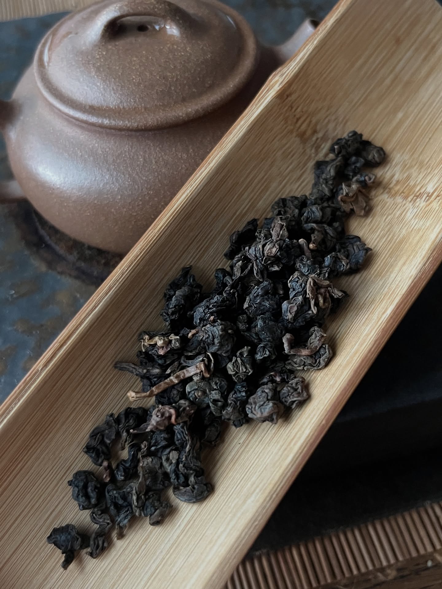 Not all sourness in tea is bad!
Today, I enjoyed a 13-year-old Tieguanyin from Muzha with a lovely, distinct sour note. I’ve read about Guanyin's sourness in tea books. The tea today has exactly that: my cheeks started to salivate, and then I noticed a rich, lingering sweetness that followed. Genuine Guanyin sourness should feel like that tangy moment after eating a sweet treat—just a slight astringency on the sides of your tongue, a gentle sourness spreading from your teeth and cheeks to your throat, and then a sweet aftertaste that makes your mouth water. This unique sourness comes from the semi-fermentation process used in traditional Tieguanyin production.
Have you had this feeling before when drinking an aged tea?
#陈酸 #观音酸