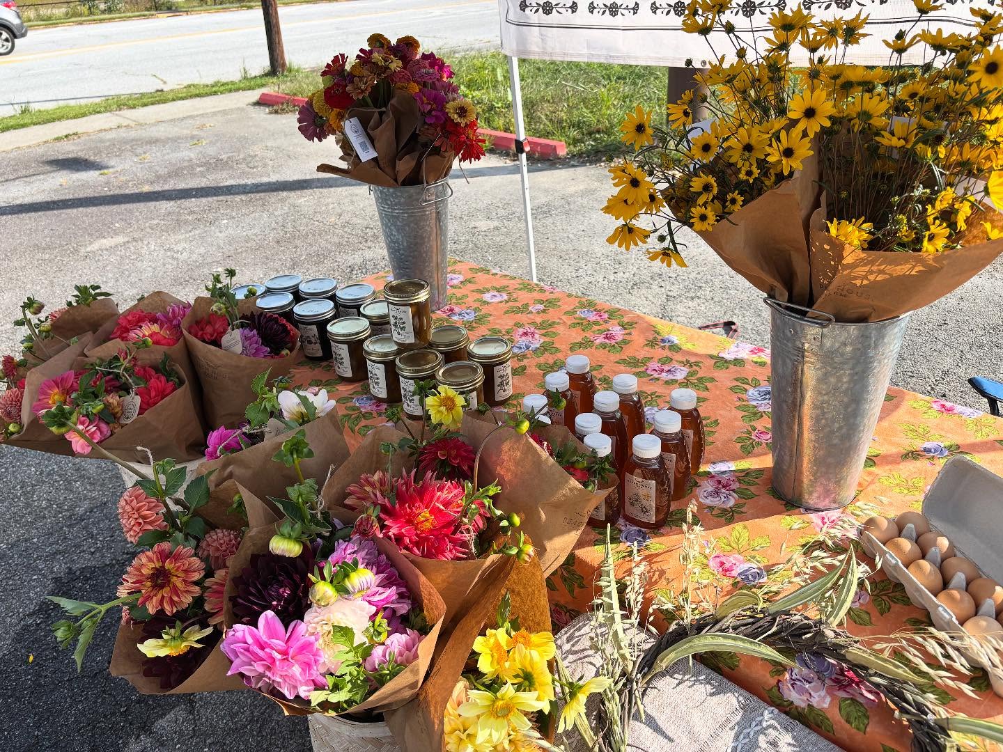 Fall bounty on full display! @oldknowbevco tonight til 9. Come and get it.
#localflowers #pastureraisedeggs #localhoney