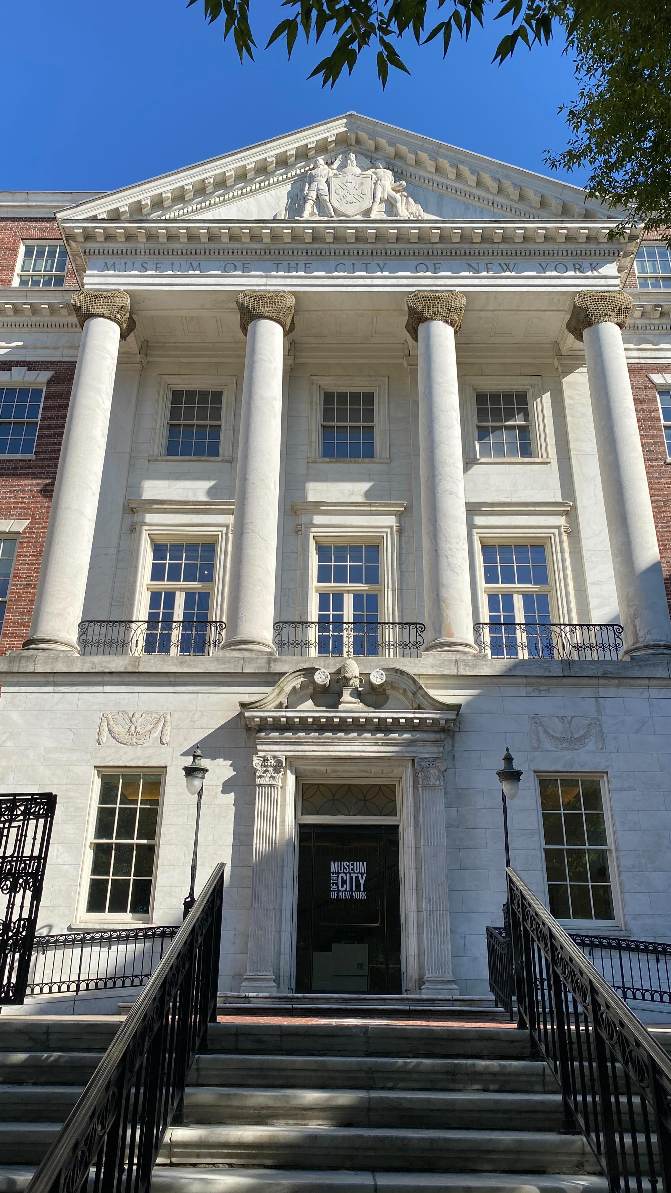 Le Museum of the City of New York n’est pas seulement un lieu incroyable pour découvrir l’histoire de la ville. 🎨🏙️ C’est aussi l’école mythique de Gossip Girl ! Oui, c’est sur ces marches de l’Upper East Side que Blair, Serena et toute la bande se retrouvaient pour leurs intrigues. 🎀💋
Même si vous n’êtes pas fan de la série, c’est un arrêt parfait pour ressentir le glamour new-yorkais, prendre une photo iconique 📸 et plonger dans l’univers fascinant de NYC. 🐝
Alors, qui veut poser comme une star ? ✨
XOXO 💕 #GirliesTrip #IconicNYC #TravelInStyle #NYCmoments #NYClife #NYCTravel #NewYorkCity #VisiterNYC #NYCtrip #DiscoverNYC #ExploreNYC #NYCtour