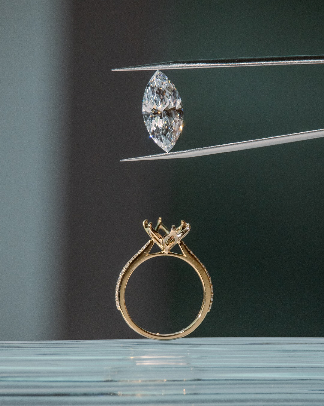 A breathtaking 3ct marquise lab-grown diamond, set in a graceful half-pavé band. Modern, timeless, and made to turn heads.
📍Greyscorff, Glomac Galeria, A-2-9, Jalan 26a/70a, Desa Sri Hartamas, 50480 Kuala Lumpur, Wilayah Persekutuan Kuala Lumpur
📞 Call/Whatsapp: 019-388 8187 wa.link/6fhwqy
🌐 www.greyscorff.com
#customisedjewelry #customisedring #engagementring #weddingmalaysia #diamond #labgrowndiamond #labdiamond #customring #igi #gra #engagementring #engagementmalaysia #weddingbands #finejewelry