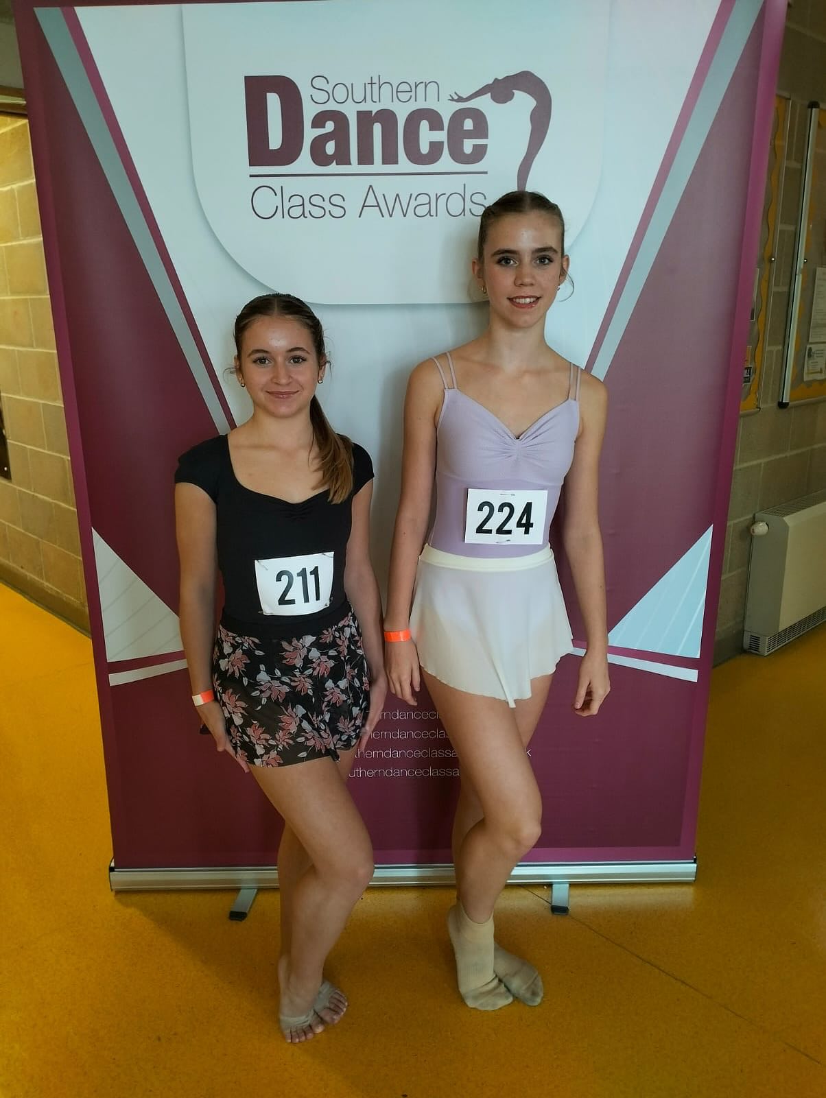 Amélie and Lara had a fantastic afternoon @southerndanceclassawards yesterday! Both were finalists in the lyrical section and Lara also a commercial finalist ⭐️ Congratulations girls 💃🏻
