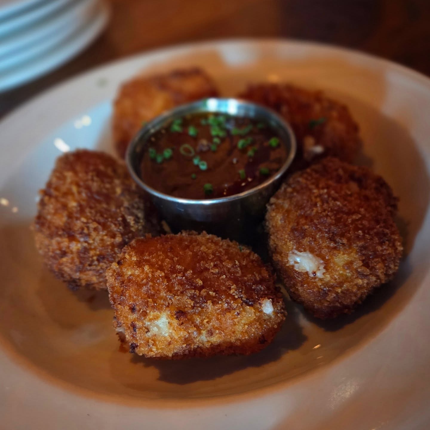 Ham & Pimento Cheese Croquettes with Red Pepper Jelly from @shinehvl is higly recomended.
#ham #pimentocheese #croquette #pepperjelly #justrightspice #appetizers #wnc #hendersonvillenc #hendo #munchandmeanderwnc #munchandmeander