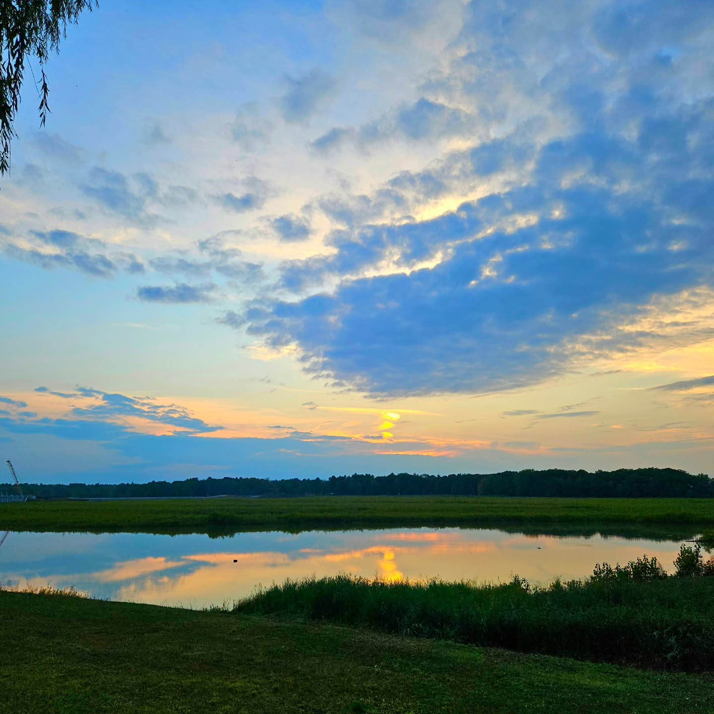 The sun peaked out long enough for a beautiful show as the sunset over Midland County.
#kathy_woods_booth_photography #sunsetsniper #sunsetlover #sunsetlovers #reelsinstagram #puremichigan #reflections #dusk #cloudscape #michiganphotographer #michigan #sunsetphotography