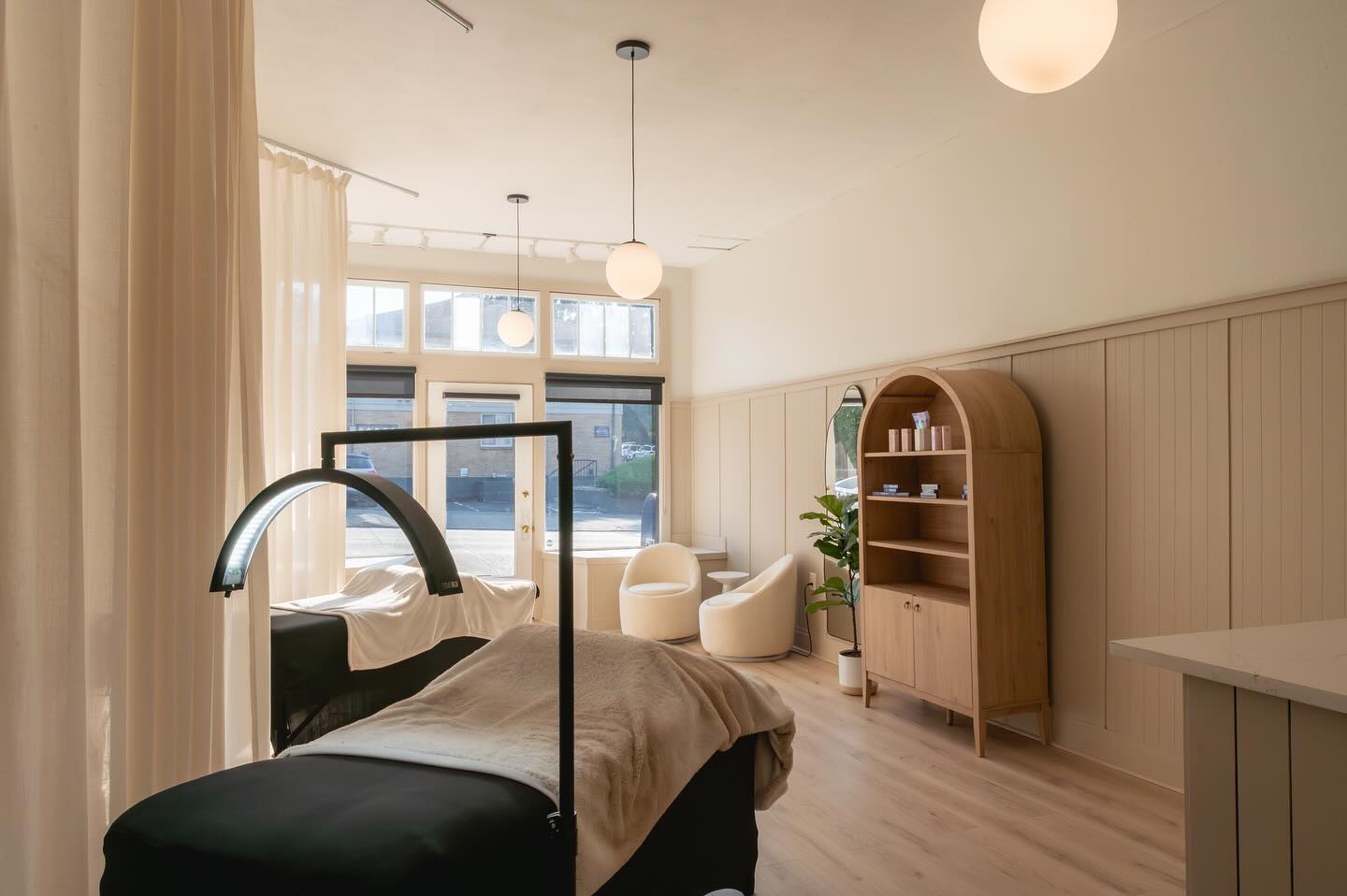 ✨ You’re Invited! ✨
We’re so excited to celebrate the Grand Opening of House of Beauty salon here in Ballard! 🎉
📅 Sunday, October 5th
🕐 1–4 PM
📍 7005 3rd Ave NW
Come enjoy drinks, snacks, and check out your new neighborhood spot for all things lashes & brows. A cozy, relaxing space to enhance your natural beauty. 💕
Can’t wait to see you there! 🥂
xo,
ℋ𝑜𝓊𝓈𝑒 𝑜𝒻 ℬ𝑒𝒶𝓊𝓉𝓎
#HouseOfBeautyBallard #GrandOpening #BallardBeauty