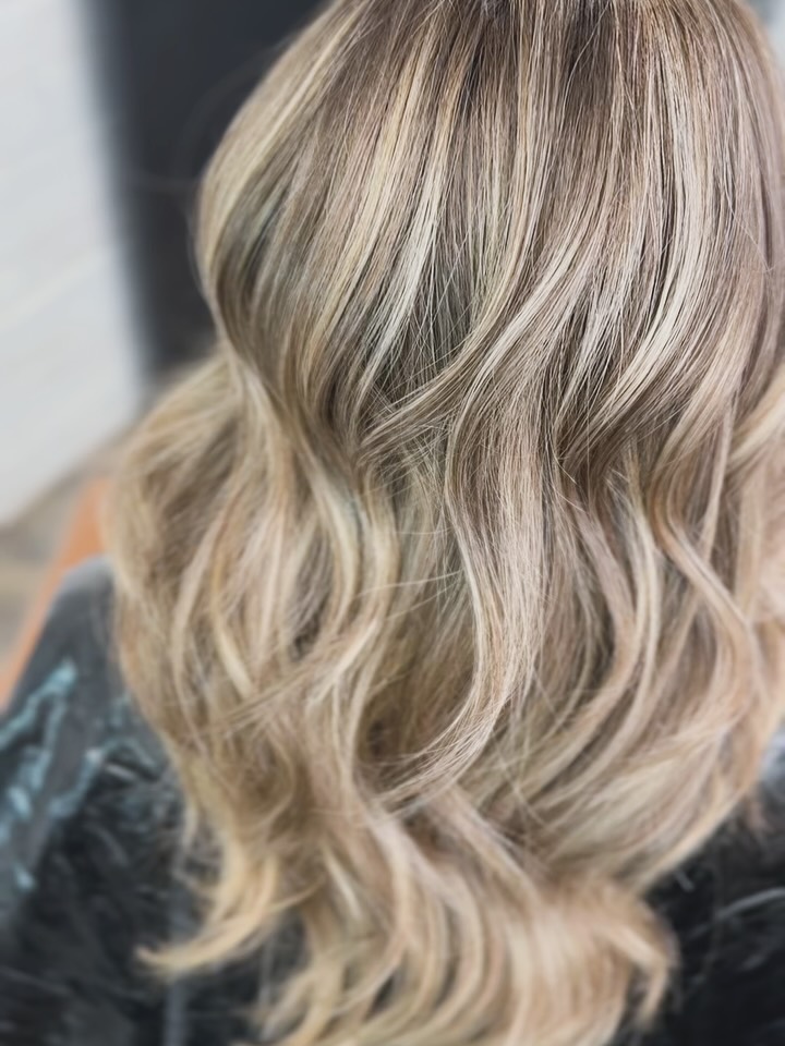Brought her locks back to life!
➡️swipe to see before➡️
Step one to wedding hair for next year. Started with a full highlight with shadow root, good haircut , strengthening treatment, and purchasing great product.
Slow and steady is how you reach your hair goals!
#levelheadedhairdesign #fullfoil #beforeandafter #sumner #sumnerhairstylist