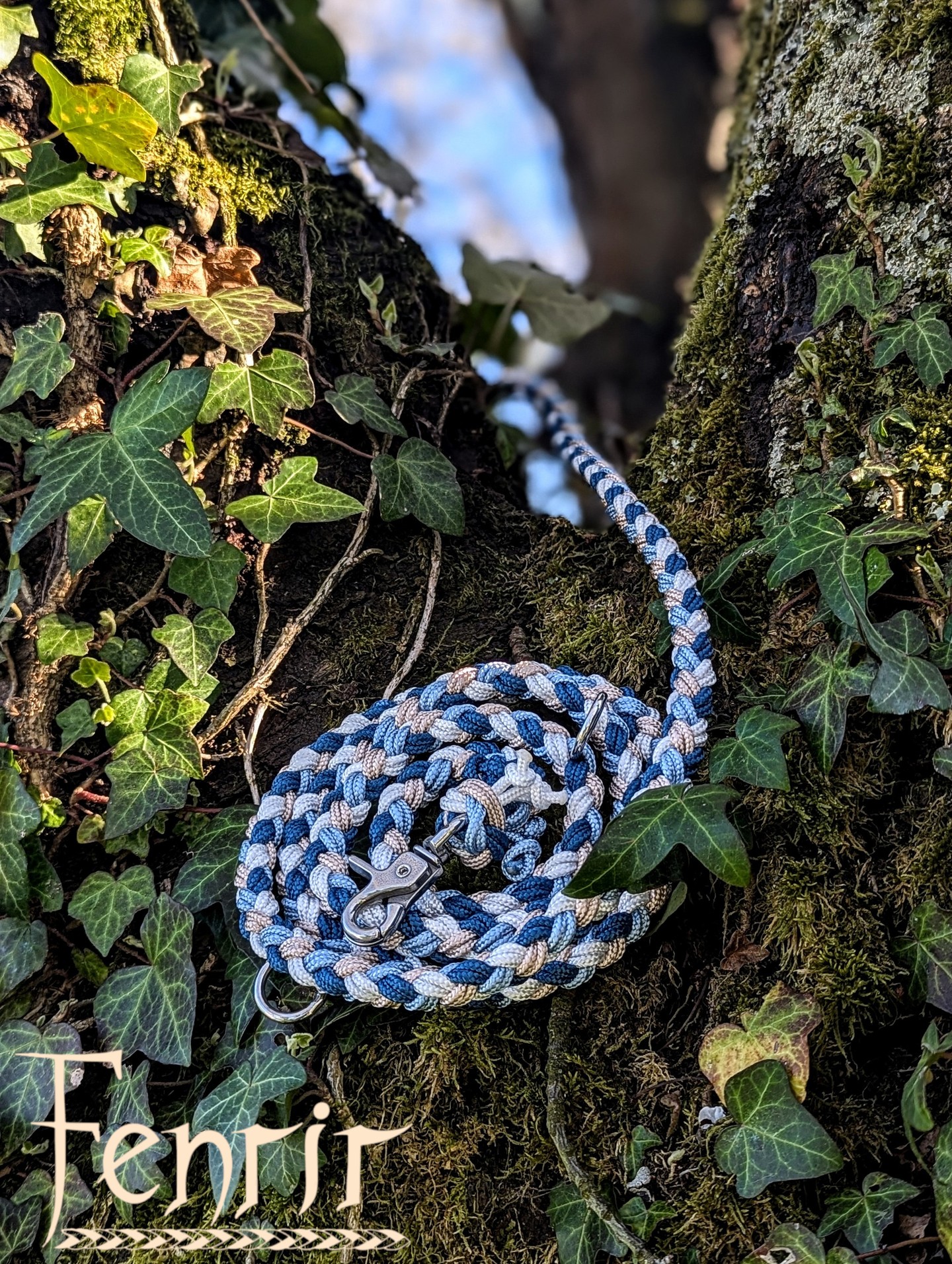 Kennt ihr das Gefühl, wenn man im Wald spaziert und die Farben der Natur einen einfach einfangen? 🌿💙
Genau davon habe ich mich inspirieren lassen. So ist diese Leine in Blau, Weiß und Rosa entstanden. Handgeflochten, robust und bereit für viele Abenteuer mit euren Vierbeinern. 🐾✨
#hundeliebe #hundeleine #paracord #kleineHunde #handmadewithlove #fenrirhandmade #smallbusiness