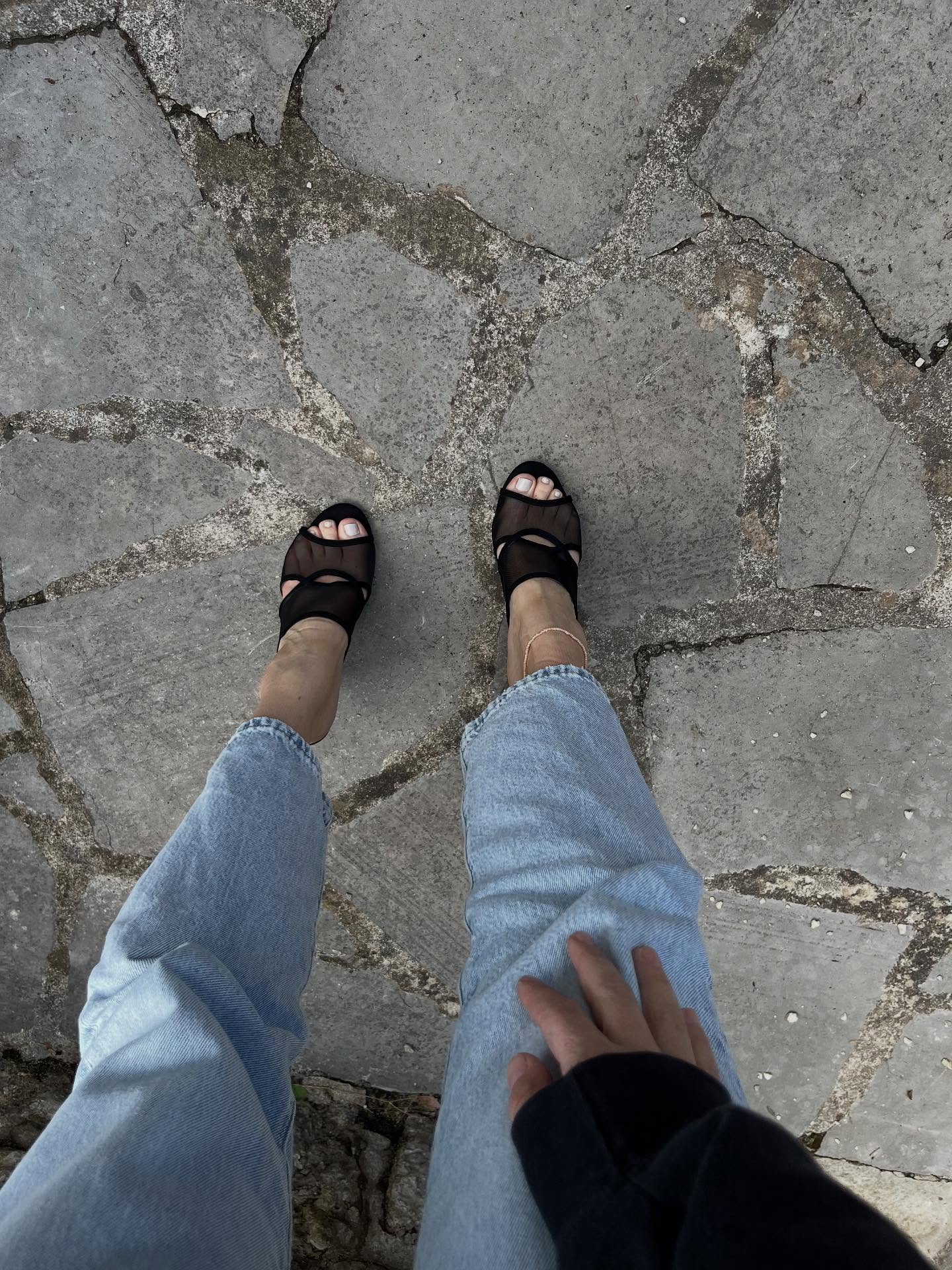 Guess how much I paid for this vintage find 🤎
Photo 1: my latest vintage find: I only paid € 3 (!!) for this amazing pair of heels with mesh details in a cute nearby village
Photo 2: only 5 min ago — the golden touch of the sunrise 🙏🏽
Photo 3: Morning coffees in the south of France
Photo 4: My love 🤎 and I on our way to dinner
Photo 5: A snapshot of a film set kinda street in Uzès (one of my favorite places in the region here)
Photo 6: candle light in the freshly renovated French home I did 🪔
#interiordesigner #studiomique #slowliving #interiordesign #homedesign #uzes #storytelling #craftsmanship #vintagefind #lovefor #vintagehome #interieurontwerper #interieurontwerpstudio #amsterdamdesign #interiorphotography #interieuropmaat #interieuradvies #personalhome #yourhomeisyourstory #indiansummer