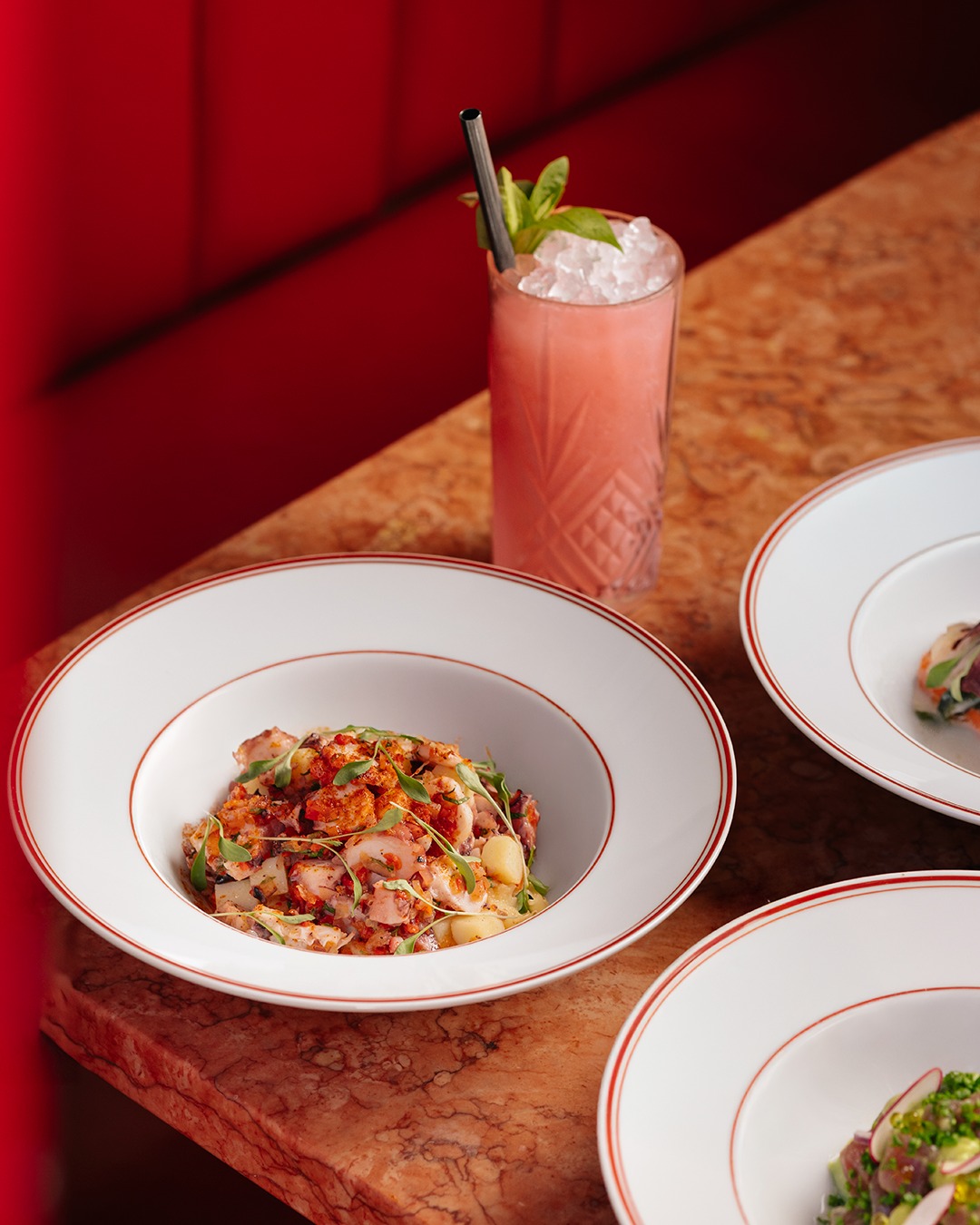 No Tapisco, cada sabor conta uma história e cada prato é um convite à redescoberta. Entre a tradição portuguesa e a ousadia espanhola, deixe-se levar e viva uma experiência que fica na memória.
--
At Tapisco, every flavor tells a story and every dish is an invitation to rediscover. Between Portuguese tradition and Spanish boldness, let yourself be carried away and enjoy an experience that will remain in your memory.