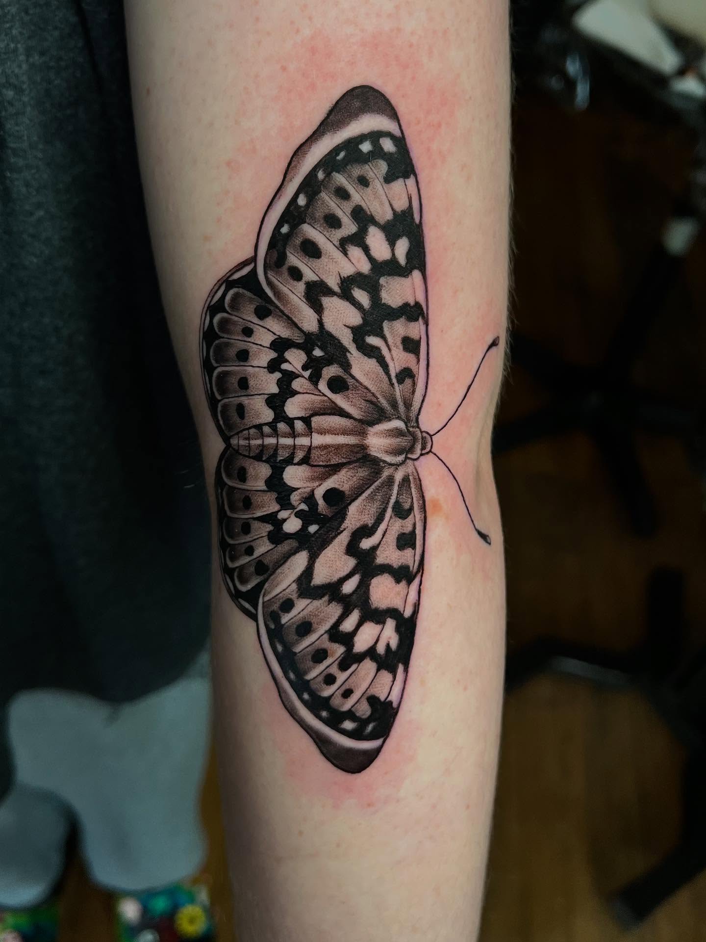 Beautiful black and grey work by Blaze!
#cantontattoos #ohiotattooers #inkeeperstattooparlor #inkeepers #theinkeeperstattooparlor #wearyourstory #eagletattoos #butterflytattoos @theinkeeperstattooparlor @drblazo138
Artist: @drblazo138