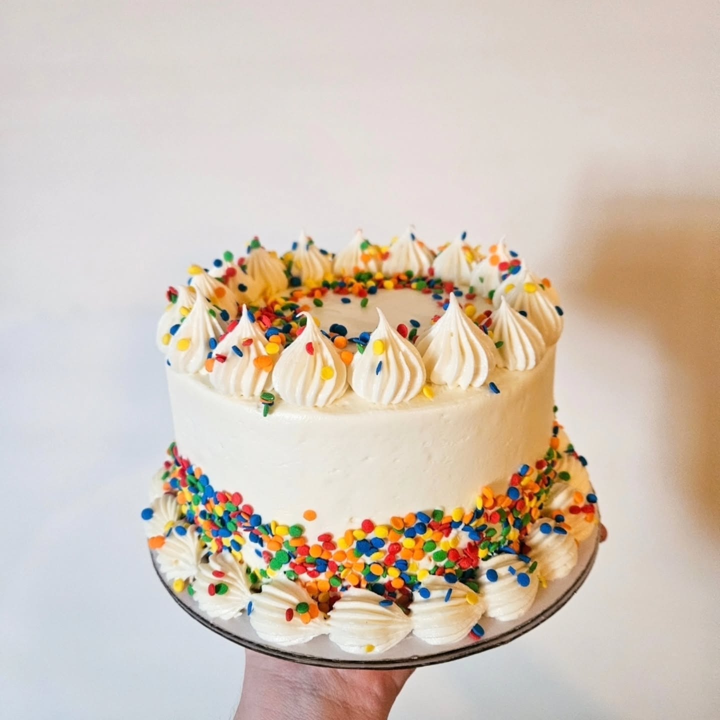 🎊MINI GILMORE GIRLS CAKE🎊
My sweet customer ordered her baby girl a confetti-style cake and added a Gilmore Girls topper.
2-layer Gluten-free carrot cake with cream cheese filling and Swiss meringue buttercream
Bigredbakes.com/contact