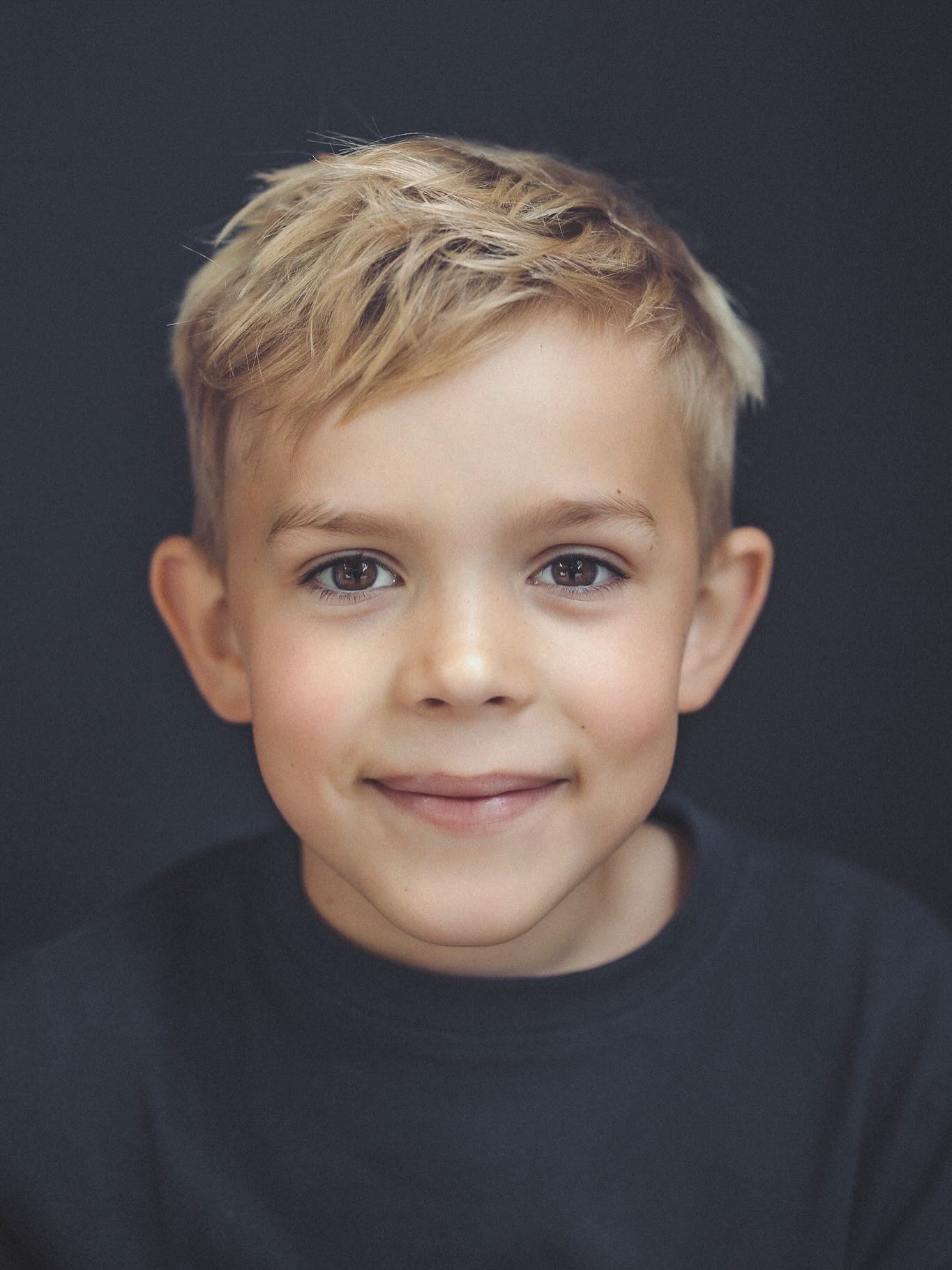 Een paar jaar later weer een portret… en kijk hoe groot jullie alweer zijn. 🤩 Magisch ✨ 🧡🧡🧡🧡 @mayabcouwer @sanderdup
✎………………………………..
.
.
.
.
.
.
.
.
.
.
.
.
#helenaandsisters #portretten #familiefotograaf #leiden #voorschoten #portretfotografie #fotografiemomente