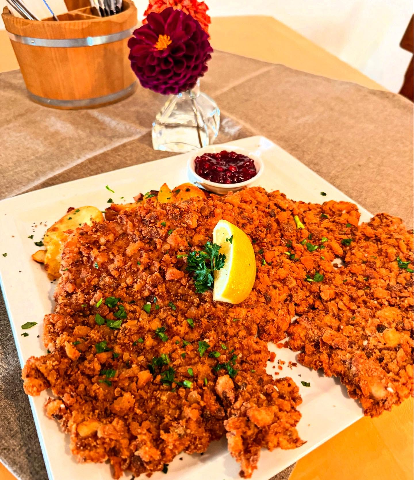 Dürfen wir vorstellen:
Unser Brezenschnitzel – Herzhaft. Knusprig. Bayerisch.
Unser zartes Schnitzel wird in einer knusprigen Brezenpanade goldbraun gebraten und verbindet bayerische Bodenständigkeit mit feinem Geschmack. Dazu servieren wir Ihnen Bratkartoffeln oder Knusperpommes, die das Gericht perfekt abrunden. Natürlich darf der Beilagensalat nicht fehlen!
Ein echter Genuss für alle, die das Besondere lieben – herzhaft, hausgemacht und mit einer Prise Heimatgefühl.
Schaun’s vorbei und überzeugen Sie sich selbst! 🥨🥨🥨
#tegernsee #tegernsee_lifestyle #tegernseegehtaus #GasthausSchießstätte #Tegernsee #BayerischeKüche #HeimatGenießen #NeuAufInstagram #tegernseelove #tegernseetal #tegernseeerleben #tegernseeliebe #tegernseelifestyle #tegernseehell