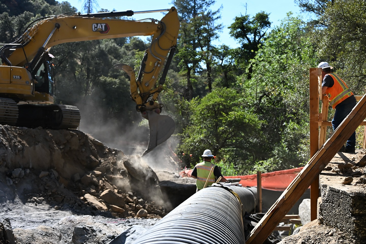 On any big project, details matter. That’s where we come in. Our team is trusted by companies like @flatirondragados to deliver specialized site solutions that protect the environment and keep projects moving forward.
Here we’re installing a rough terrain hardscape species fence along the sides of a creek in Colfax where a bridge is being rebuilt. Our custom-designed fence keeps small animals out of harm’s way while the pipe running the length of the creek provides a safe passageway.
#construction #californiaconstruction #californiadevelopment #wildlifefence #wildlifeexclusion #constructionsiteservices