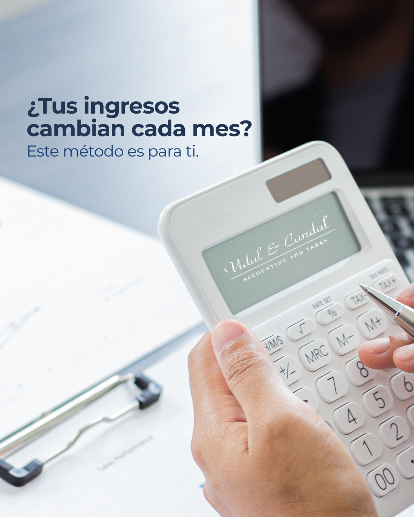 Freelancers, vendedores o contratistas: manejar ingresos irregulares puede ser difícil... pero no imposible.
Crea un “salario base”: calcula tu ingreso promedio mensual y págate eso cada mes.
Usa meses con más ingresos para crear un fondo colchón de 2-3 meses.
Deja un porcentaje separado para impuestos (mínimo 25%).
Podemos ayudarte a proyectar y estabilizar tu flujo mensual, sin importar qué tan variable sea.