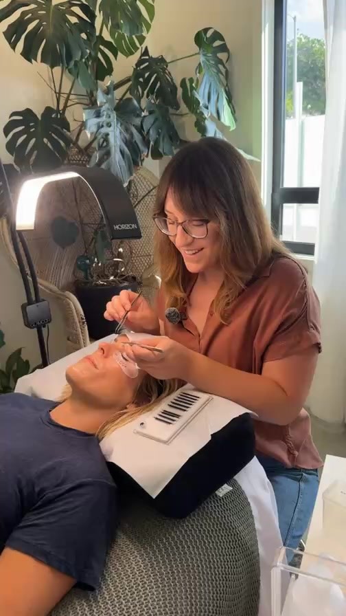 Hybrid lash fill behind the scenes. What questions do you have about lash fills?
#lashextensions #estheticianintraining #estheticianeducation #everydaybeautypropod #estheticianlife #estheticianschool