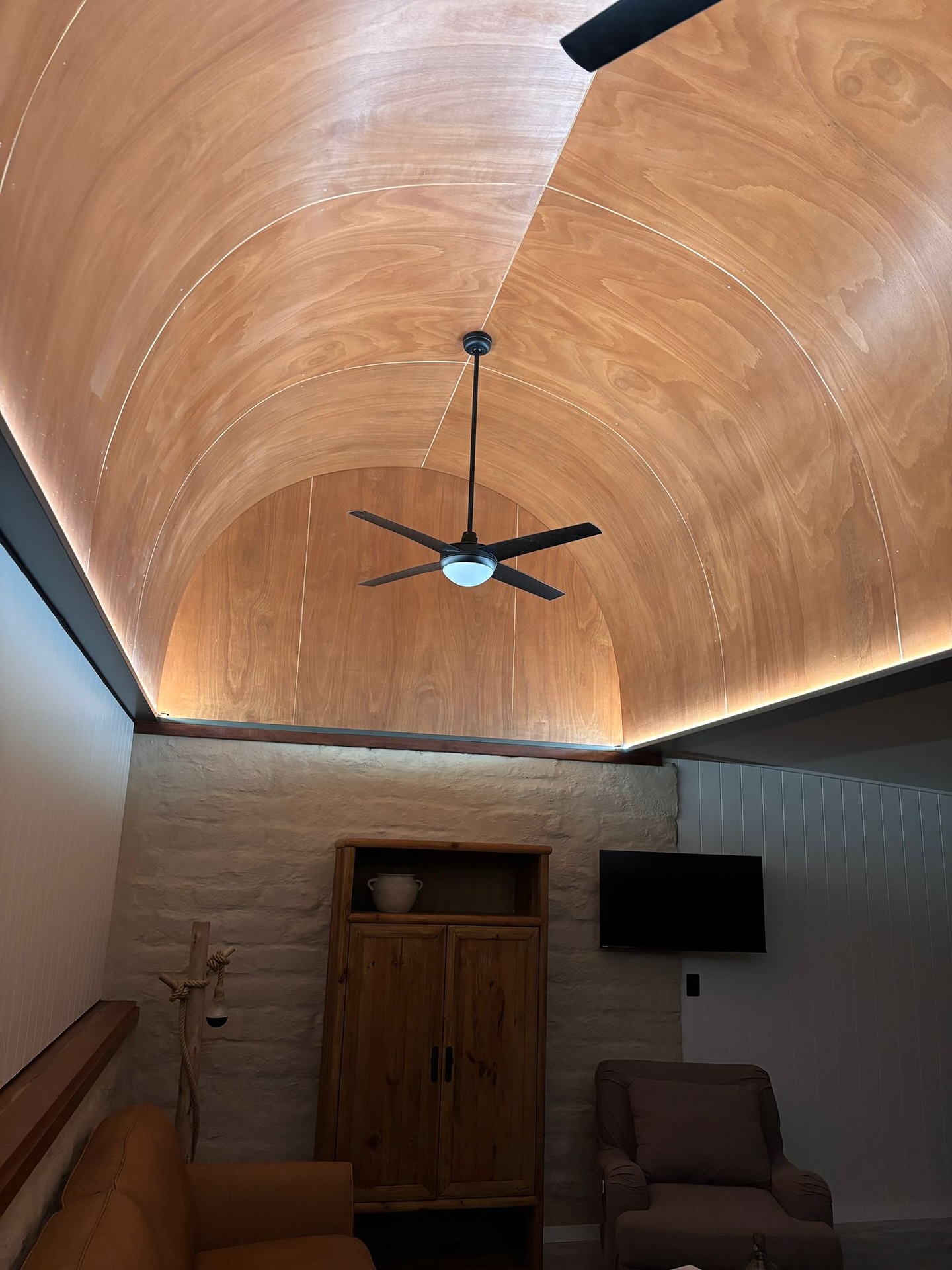 Before and after @roundtinroof ceiling 😍 lighting by @denmarkspark - plywood supplied by @thorntons_hardware_mitre10