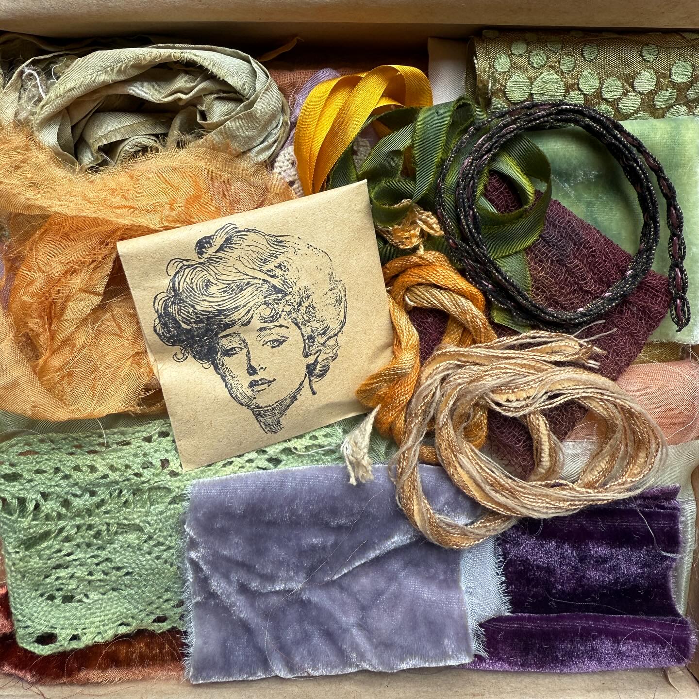 Don’t forget!! 11am today all the faded glamour boxes are restocked with a new autumn inspired box.
I was sat in my garden trying to think what colour I should do next, when a leaf fell that was a beautiful mix of colours, and there it was… I wanted to create a box which reflected exactly what I saw.
All the faded glamour boxes have an extremely limited restock number.
Please get in contact if you have any enquiries
————————————
Website available at top of my page!
————————————
Instagram: @clare.bullock.maker
Facebook: Clare Bullock Feltmaker
Pinterest: Clare Bullock Feltmaker
————————————
#felting #wetfelting #merinowool #textiles #textile #textiledesign #clarebullockfeltmaker #art #sew4thesoulbook #sew #sewin #bedford #bedfordshire #sharnbrook #workshop #workshops #artist #wool #woolfelt #fabric #threads #slowstitching #stitching #handmade #creativity #creative #embroidery